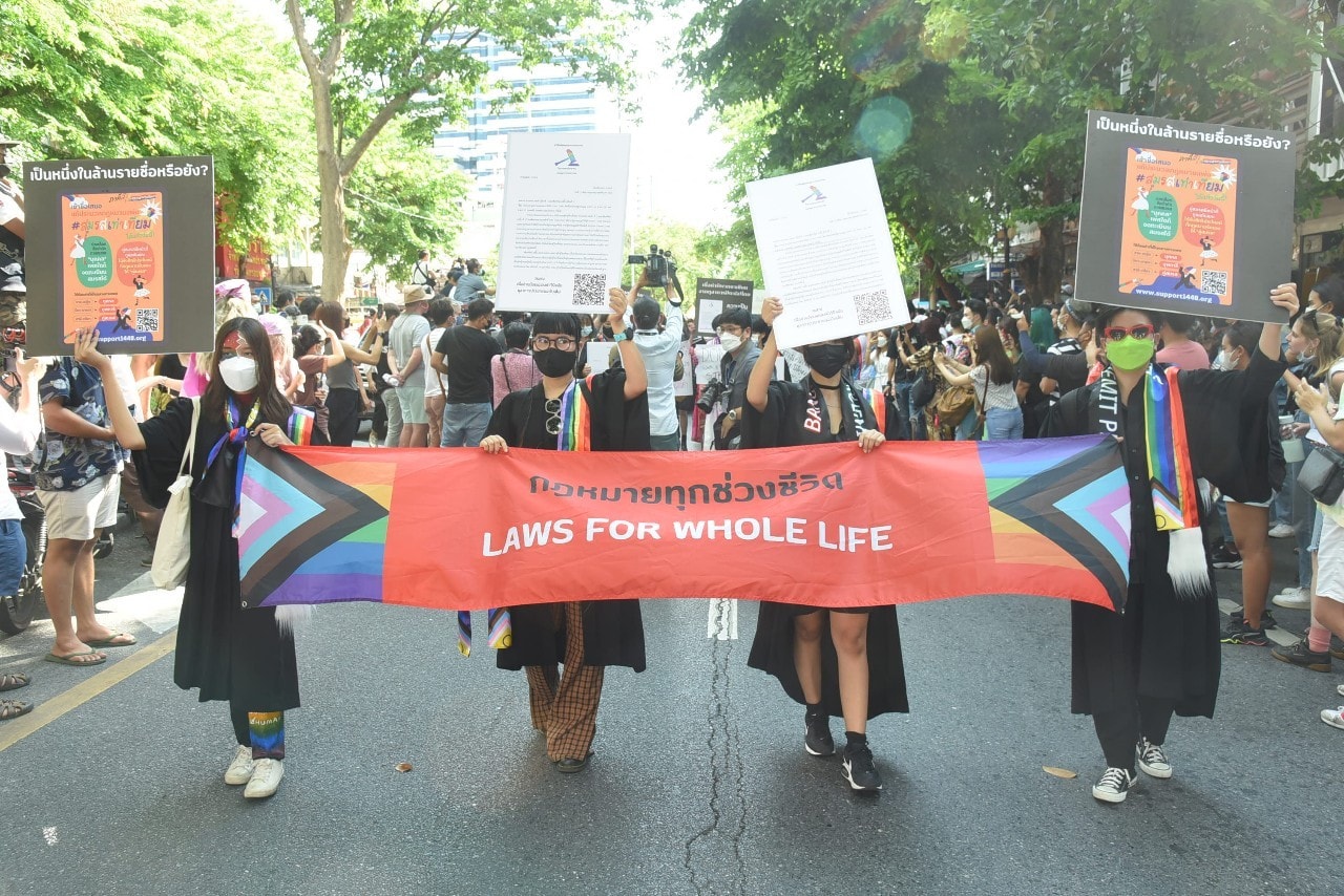 Pride Month ชัชชาติ ร่วมขบวนไพรด์พาเหรด พร้อมหนุนร่าง พ.ร.บ.สมรสเท่าเทียม Pride Month ชัชชาติ ร่วมขบวนไพรด์พาเหรด พร้อมหนุนร่าง พ.ร.บ.สมรสเท่าเทียม