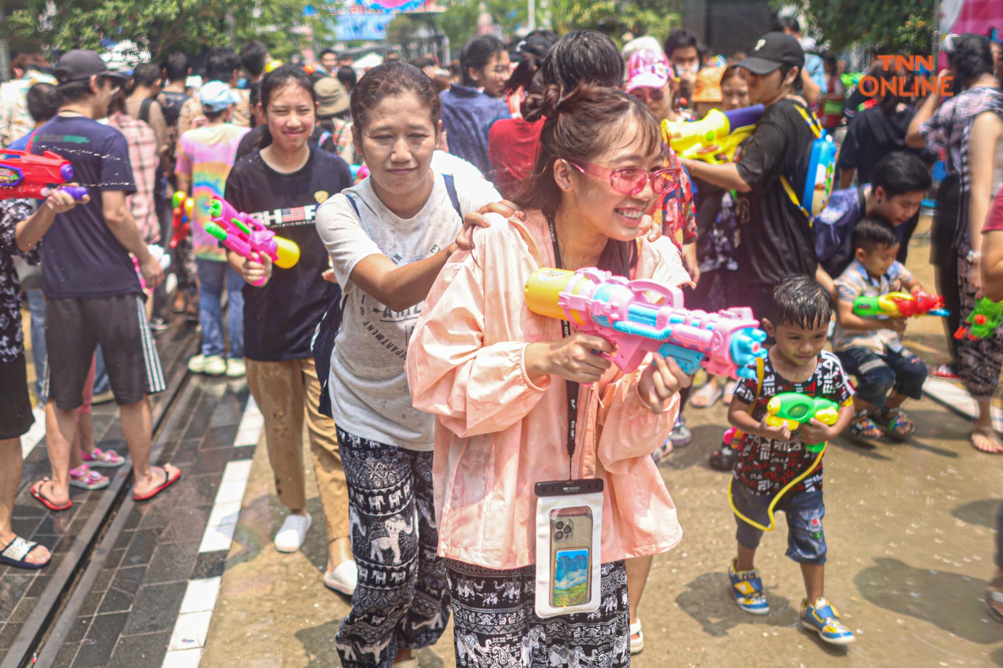 สงกรานต์สยามชุ่มฉ่ำ นทท.สุดเหวี่ยงสาดน้ำรับปีใหม่ไทย