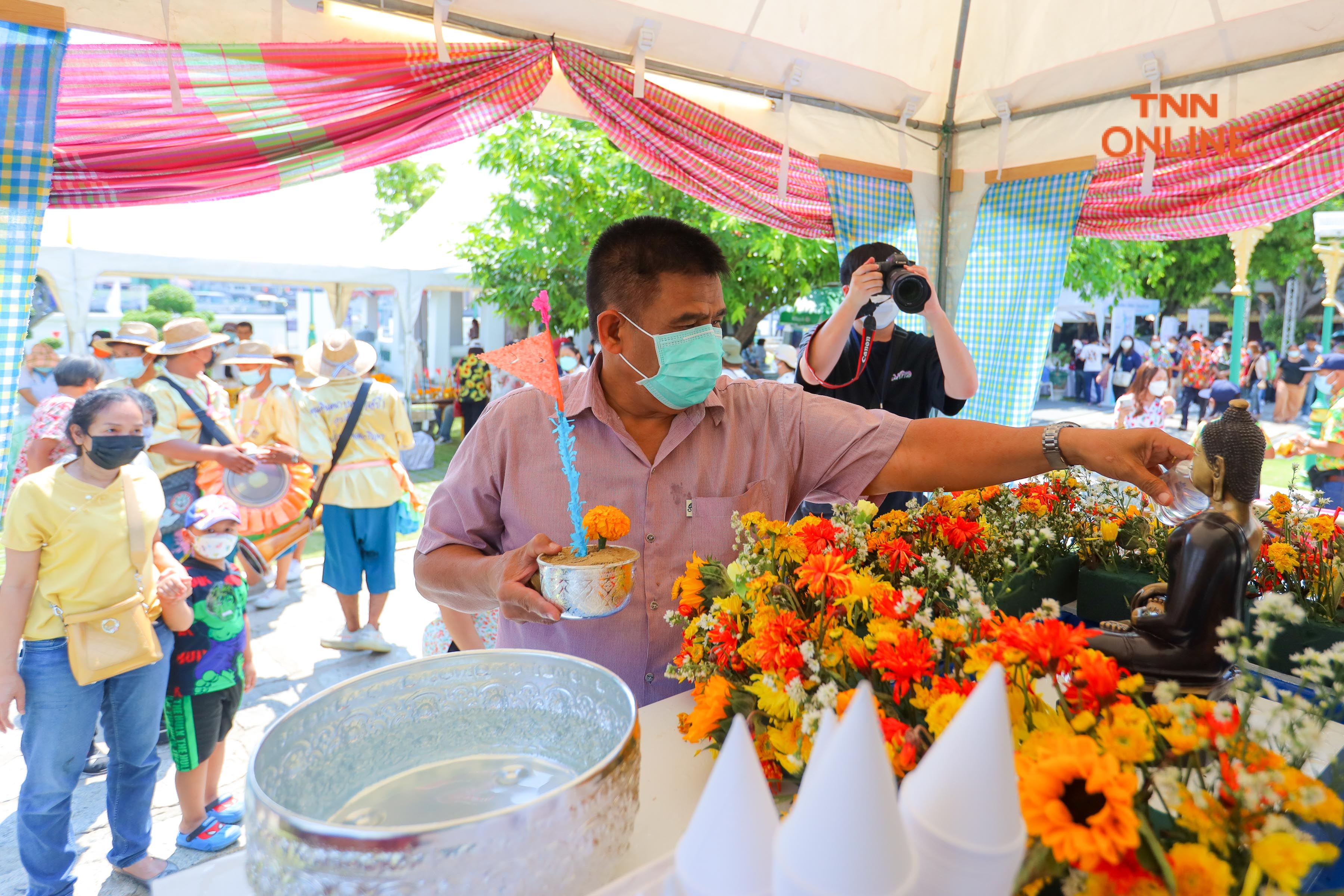 ประมวลภาพ แห่พระทางน้ำ 5 พระอารามหลวงประชาชนร่วมสรงน้ำเนื่องในเทศกาลสงกรานต์