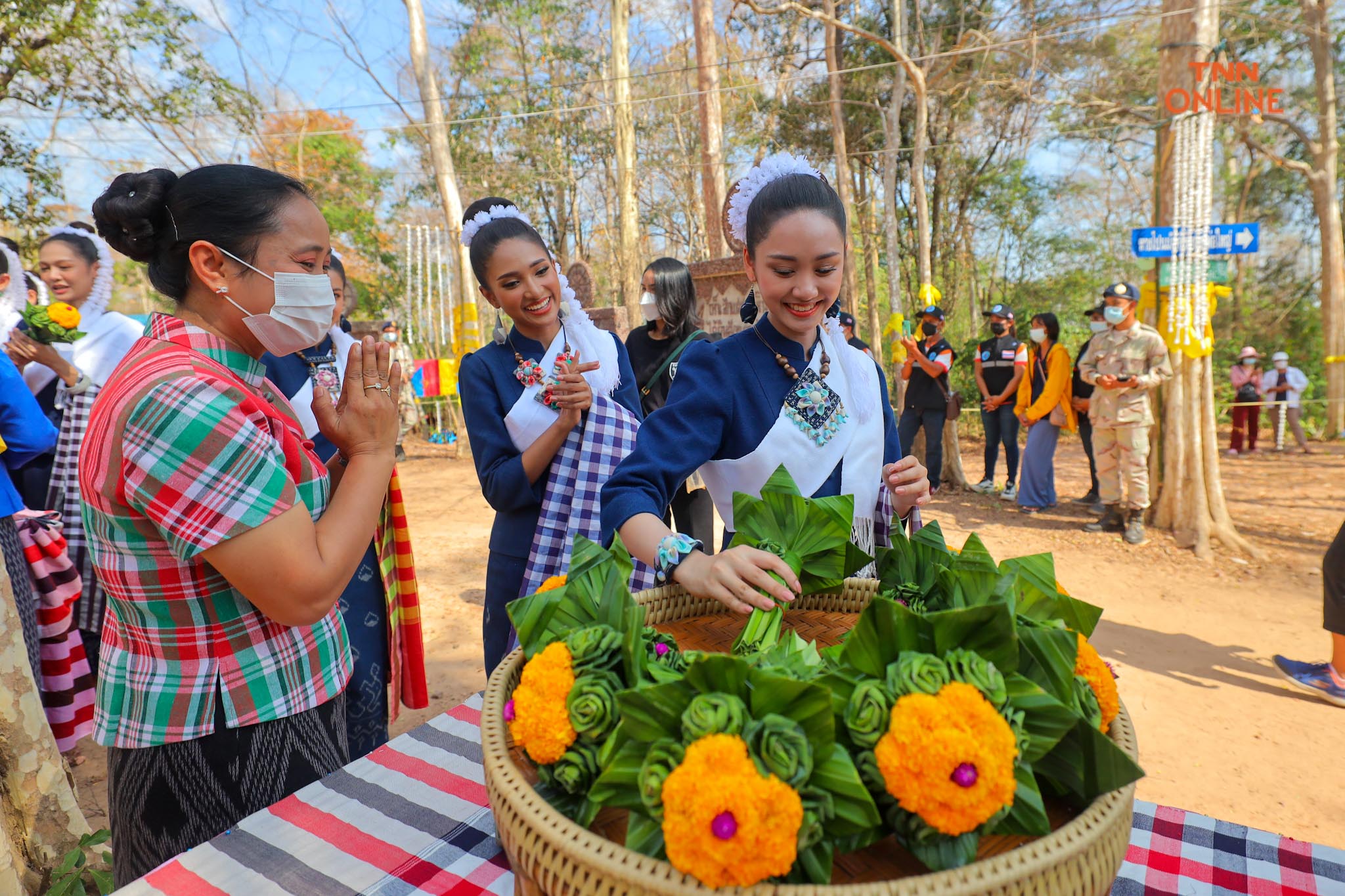 ประมวลภาพ เก็บตัววันที่ 3 นางสาวไทย ขึ้นภูพนมดี สักการะเจดีย์หินพันล้านก้อน ชมสาธิตการทอผ้าของชาวอำนาจเจริญ