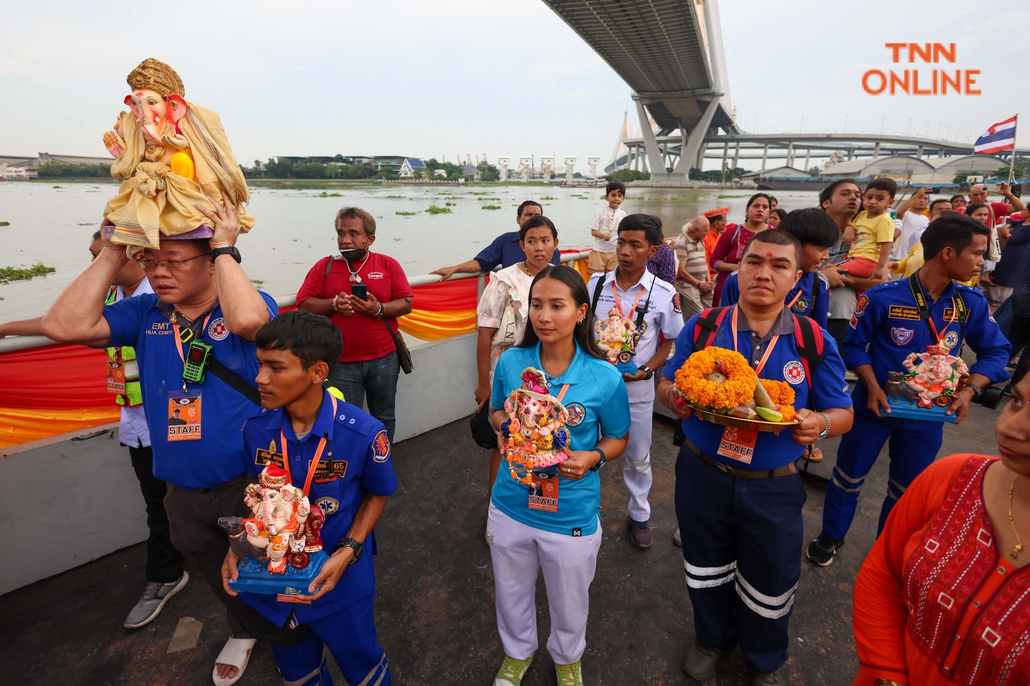 ลอยองค์ “พระพิฆเณศ” สู่แม่น้ำเจ้าพระยาในเทศกาลคเณศจตุรถี 