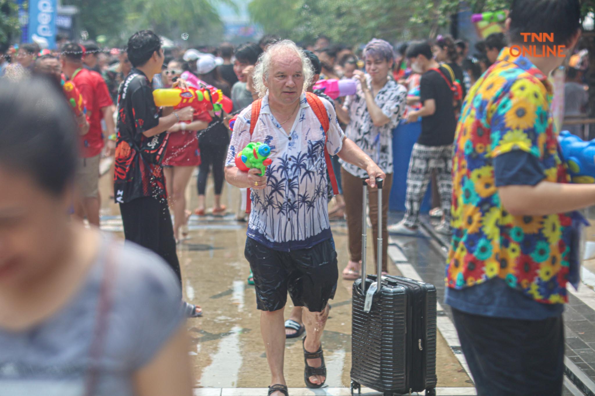 สงกรานต์สยามชุ่มฉ่ำ นทท.สุดเหวี่ยงสาดน้ำรับปีใหม่ไทย