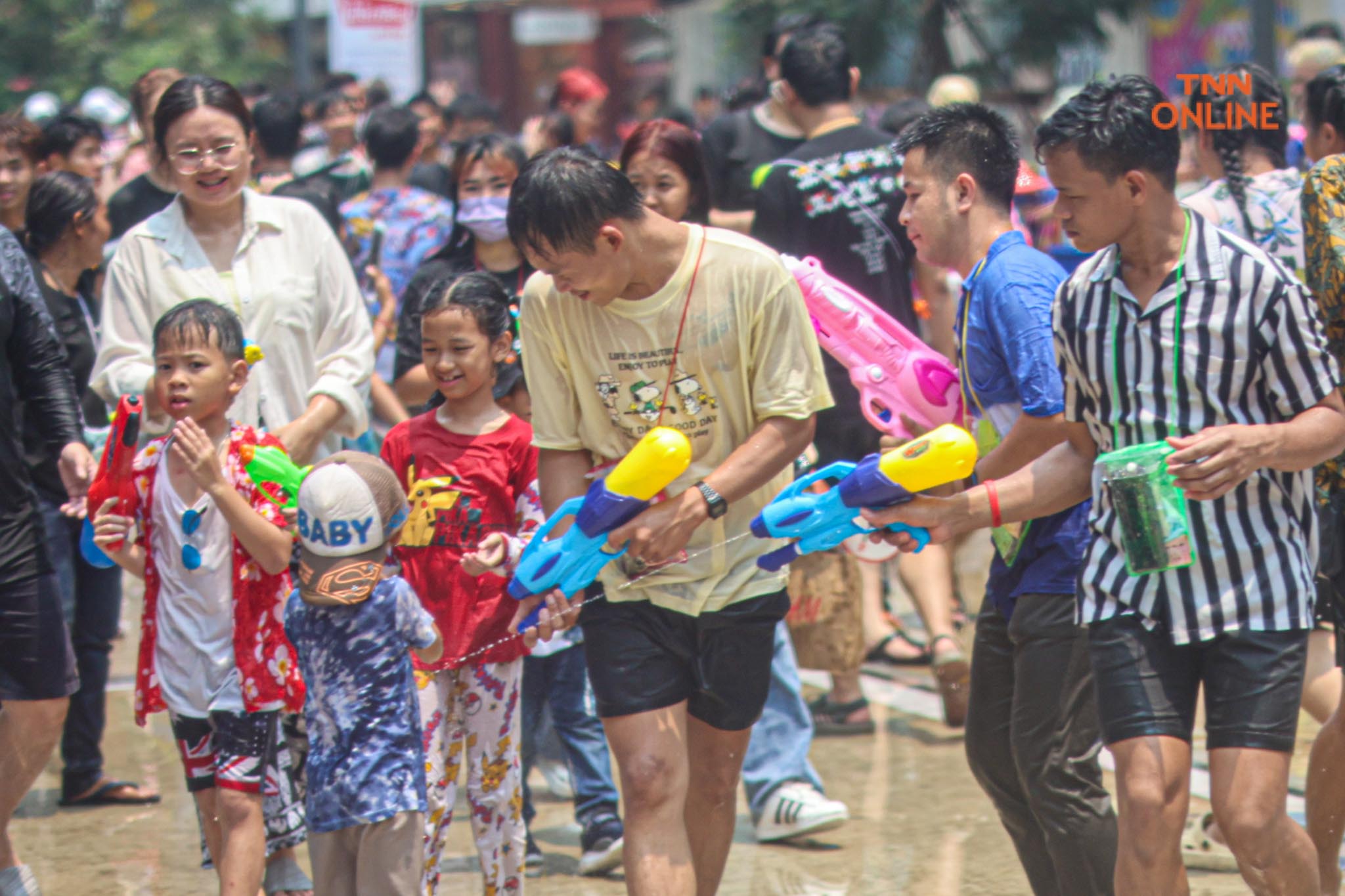 สงกรานต์สยามชุ่มฉ่ำ นทท.สุดเหวี่ยงสาดน้ำรับปีใหม่ไทย