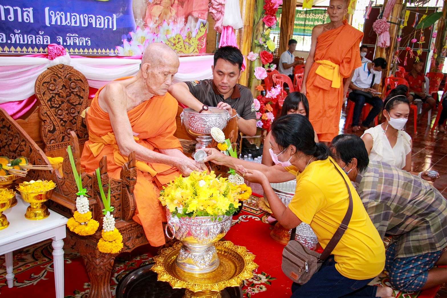 คลื่นมหาชน แห่กราบไหว้ "หลวงปู่นวล" เจริญอายุวัฒนมงคล 95 ปี