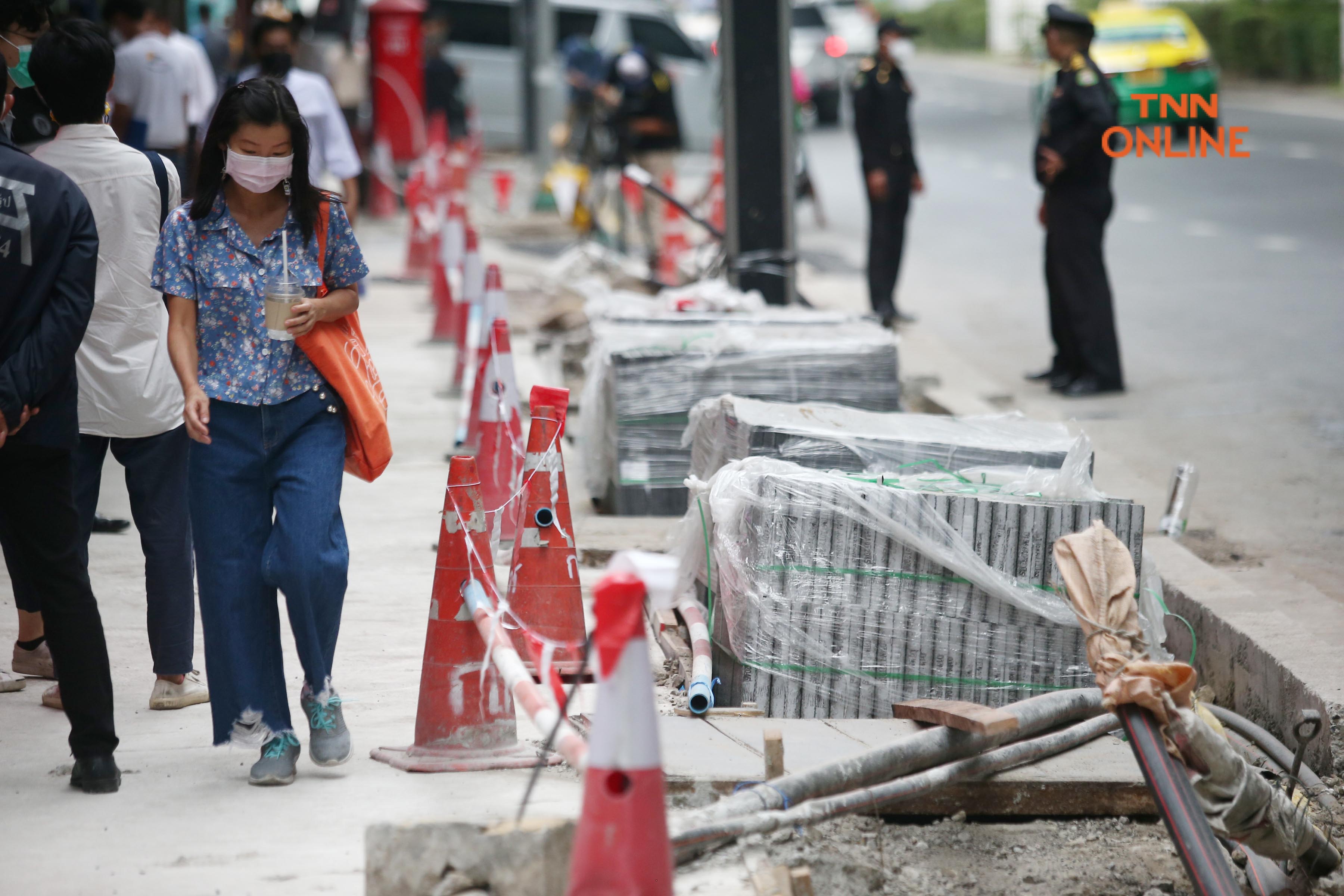 ประมวลภาพ ผู้ว่า กทม. ตรวจการก่อสร้างทางเท้าบริเวณ ถนนพระรามที่ 1