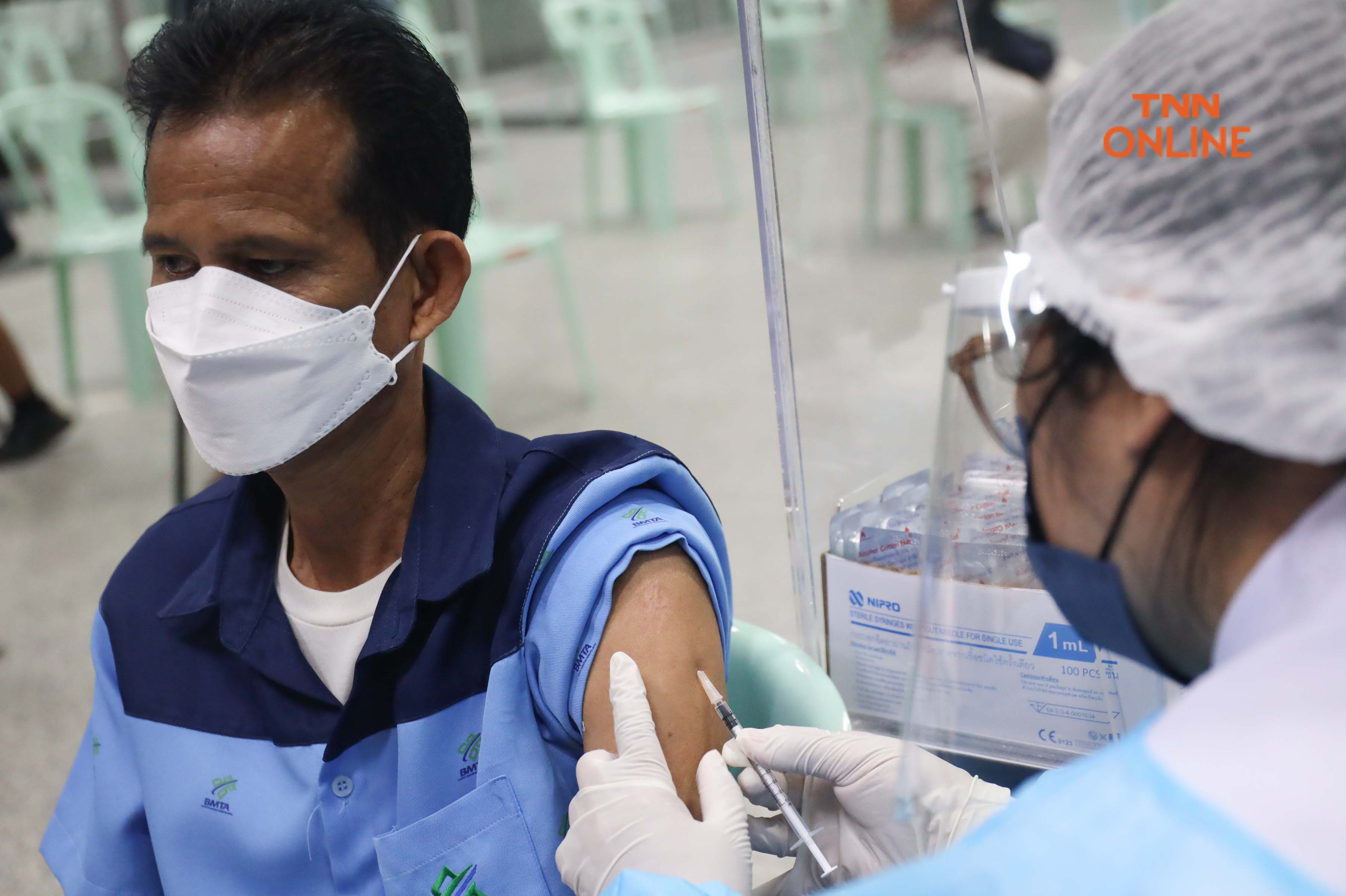 ประมวลภาพ ศูนย์ฉีดวัคซีนกลางบางซื่อ เปิดฉีดวัคซีนใต้ผิวหนังวันแรกลดอาการข้างเคียง