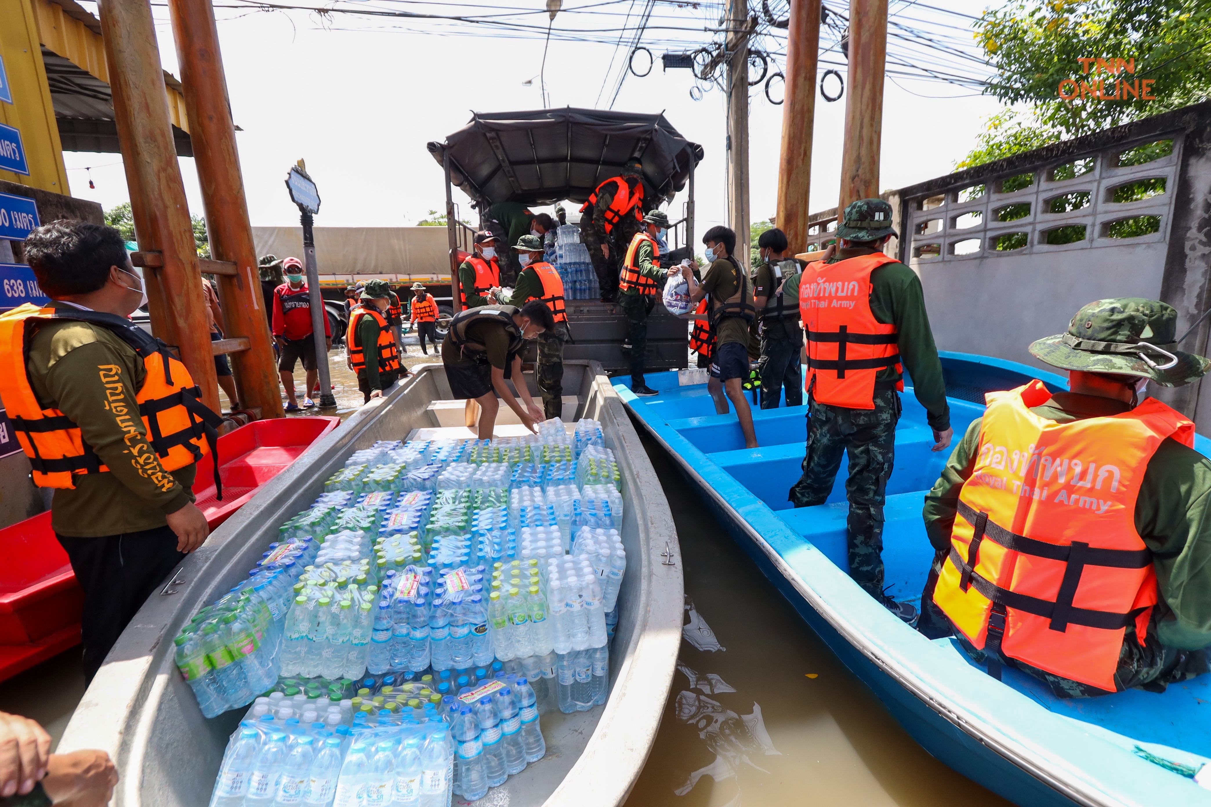 บ้านหมี่ลพบุรีน้ำท่วมสูงประชาชนใช้เรือสัญจรเข้าออกหมู่บ้าน