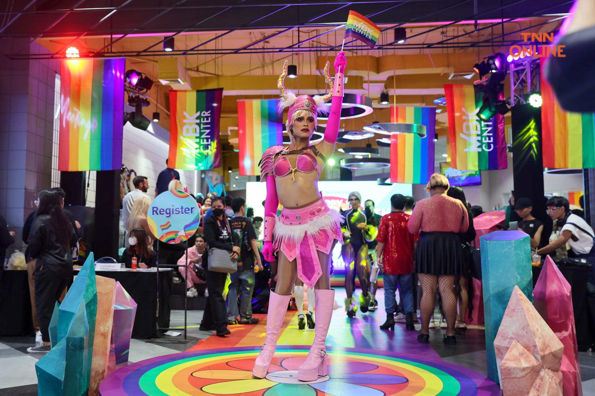 ครั้งแรกกับ DRAG PRIDE  แฟชั่นโชว์บน Runway ยาวกว่า 700 เมตร