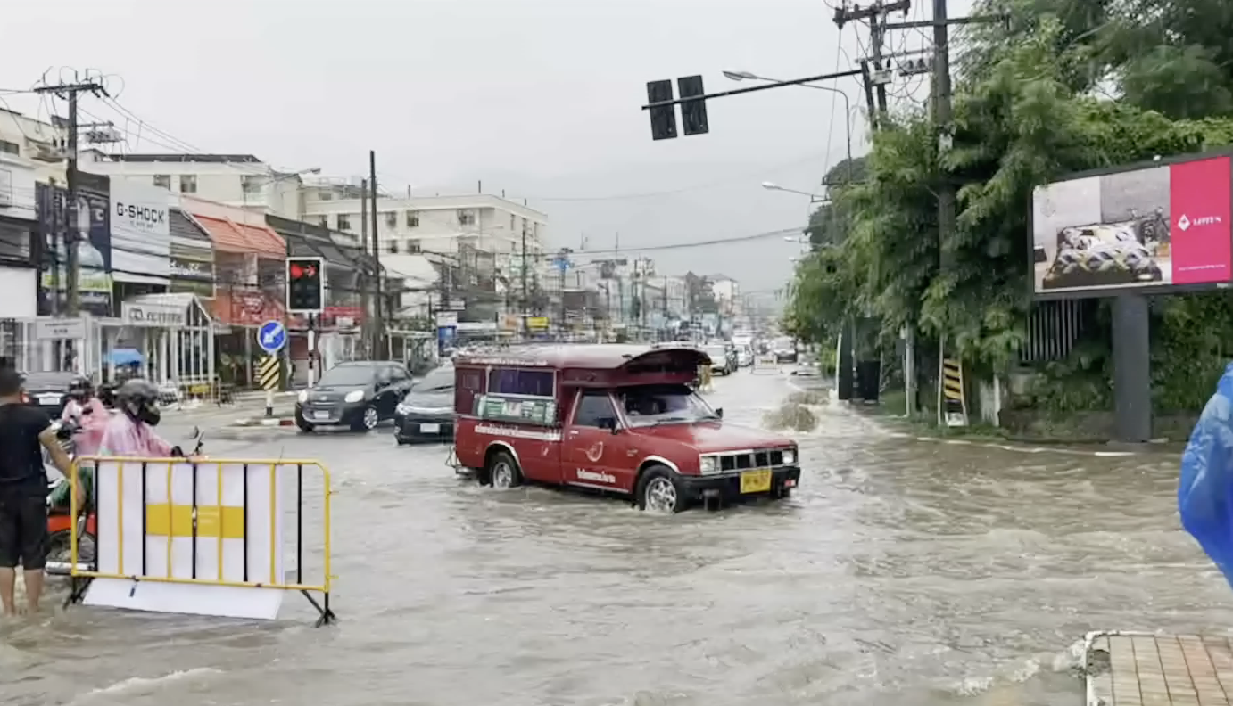 ตัวเมืองเชียงใหม่อ่วมน้ำท่วมถนนหลายจุด หลังฝนถล่มตลอดวัน ตัวเมืองเชียงใหม่อ่วมน้ำท่วมถนนหลายจุด หลังฝนถล่มตลอดวัน