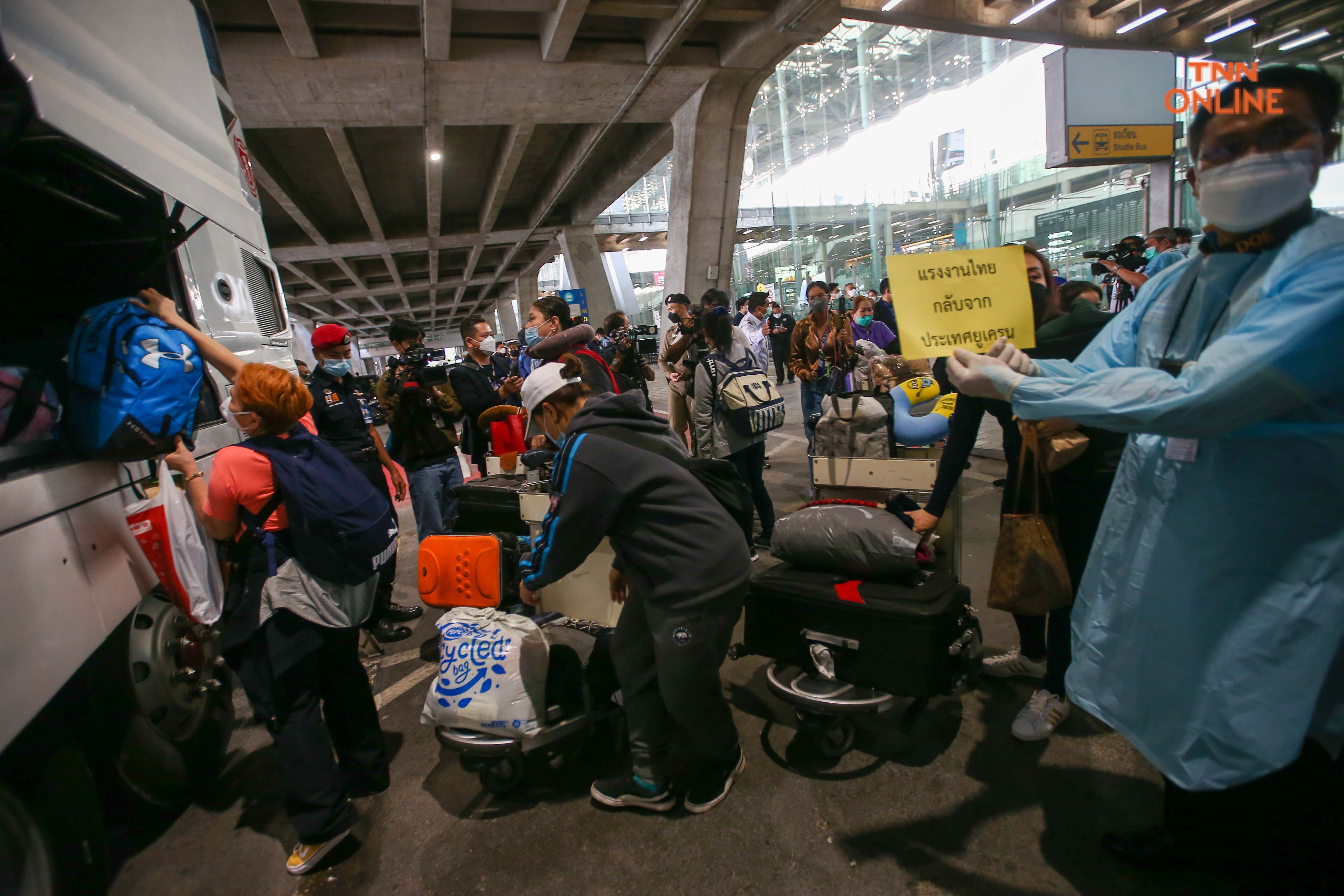 ประมวลภาพ คนไทยจากยูเครนชุดแรกเดินทางกลับถึงประเทศไทย