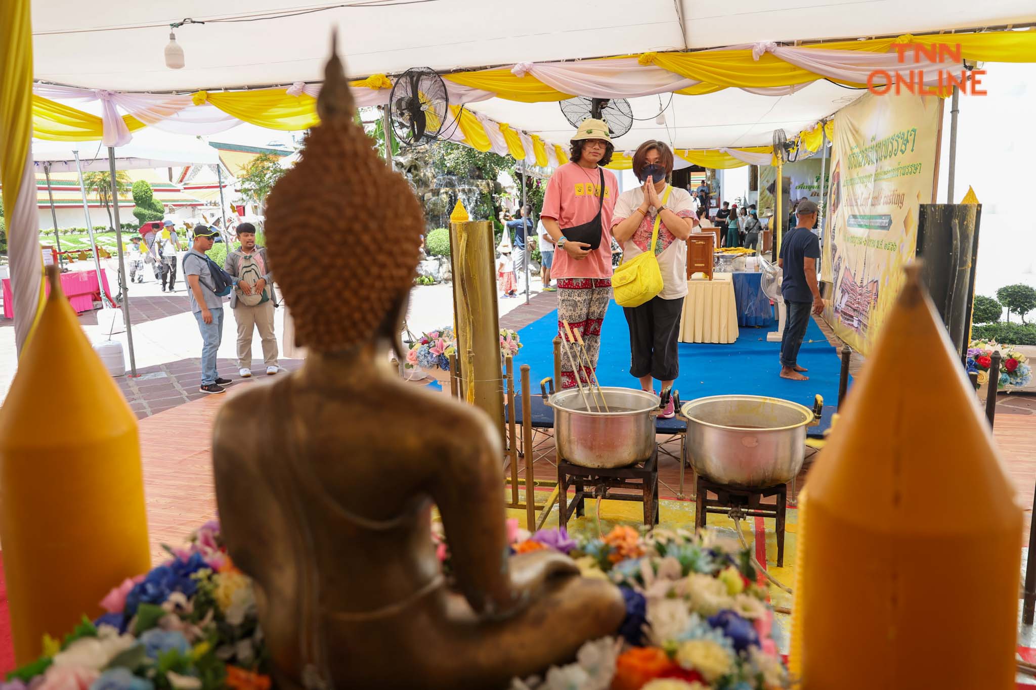 สืบสานประเพณีไทย นทท.ร่วมหล่อเทียนในเทศกาลเข้าพรรษา