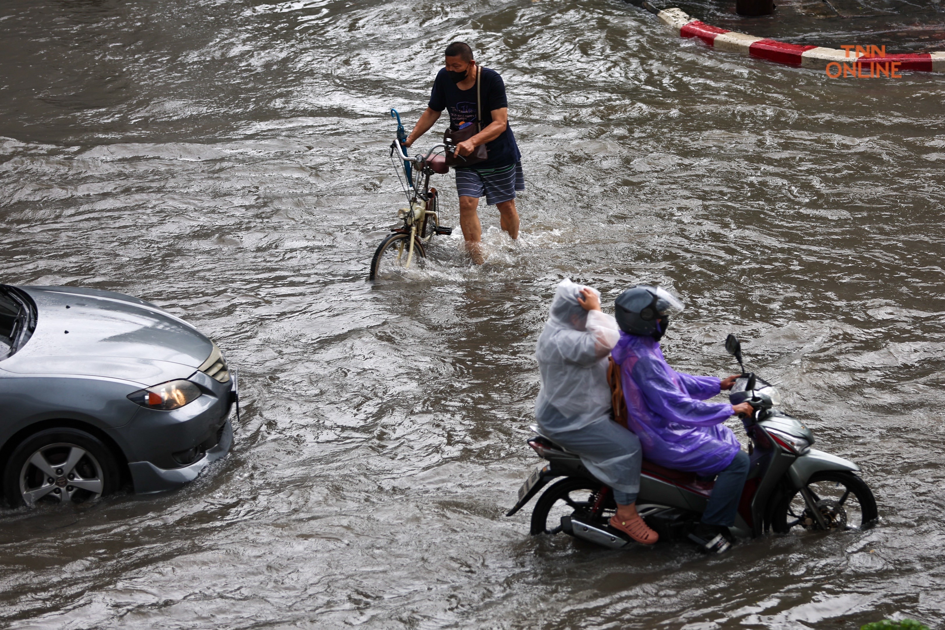 บางนาท่วมหนักหลังฝนถล่มนานต่อเนื่องหลาย ชม.