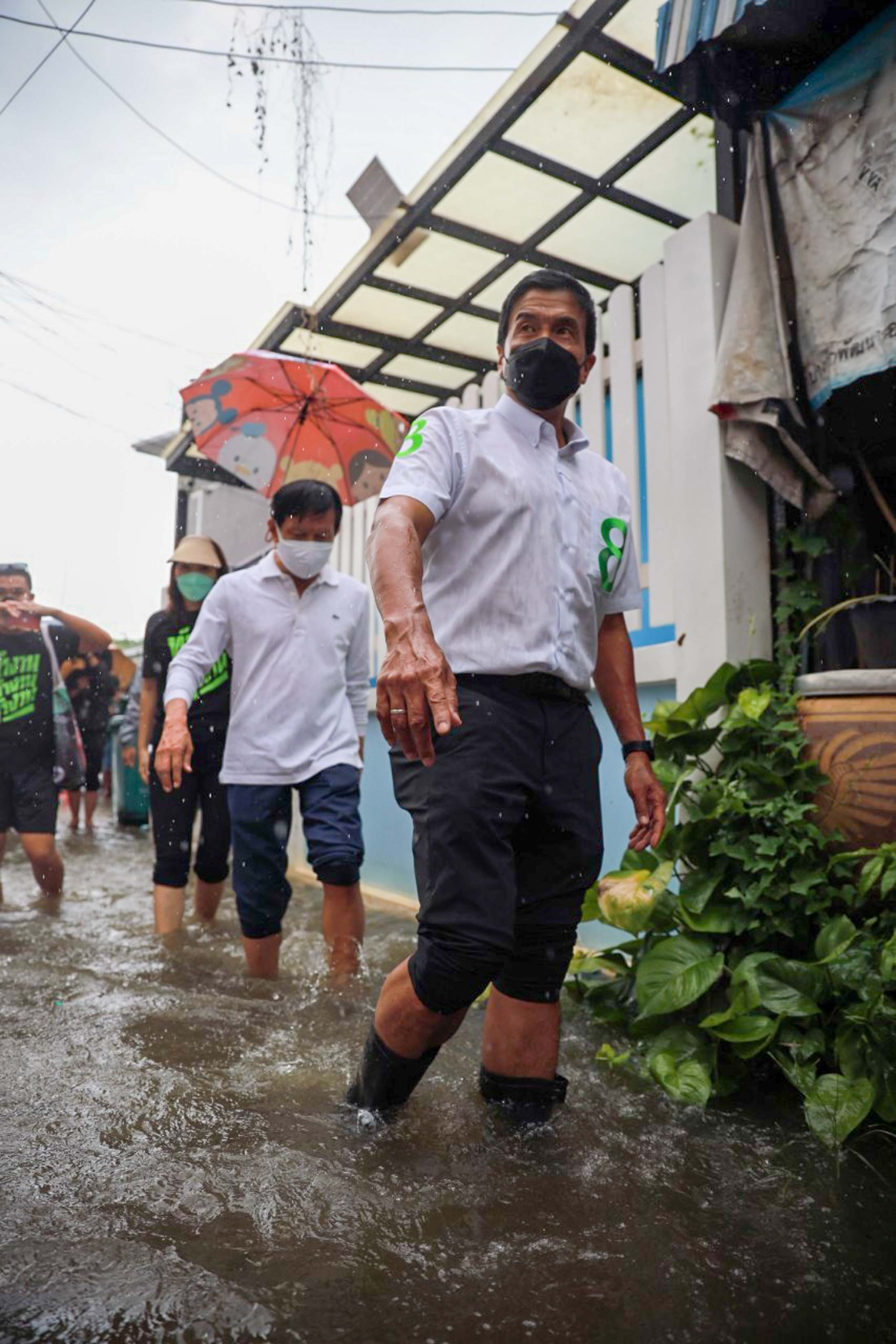 ประมวลภาพ ชัชชาติลุยน้ำ เสนอแนวทางแก้ปัญหาชาวกรุงน้ำท่วมซ้ำซาก