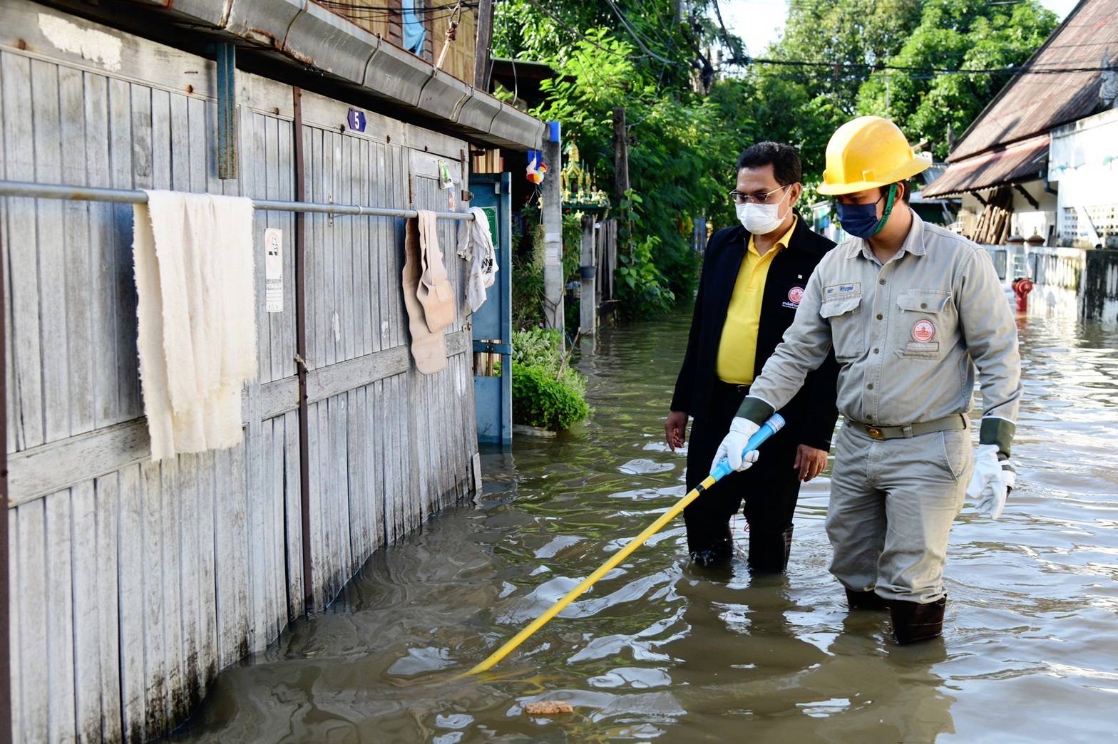 ผู้ว่าการ MEA ติดตามนายก ฯ ลงพื้นที่ติดตามแก้ไขสถานการณ์น้ำท่วม จ.นนทบุรี