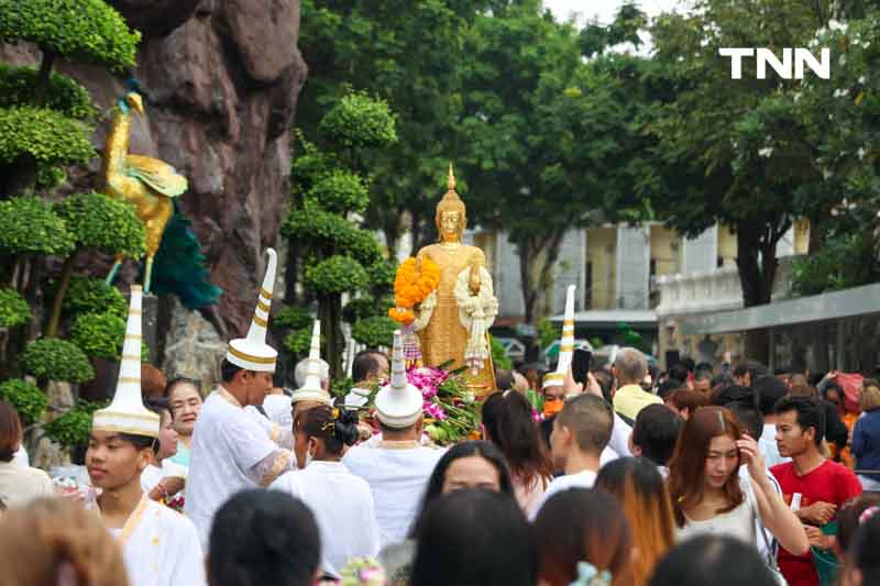 ชาวพุทธแน่นภูเขาทอง ร่วมตักบาตรเทโวเนื่องในวันออกพรรษา