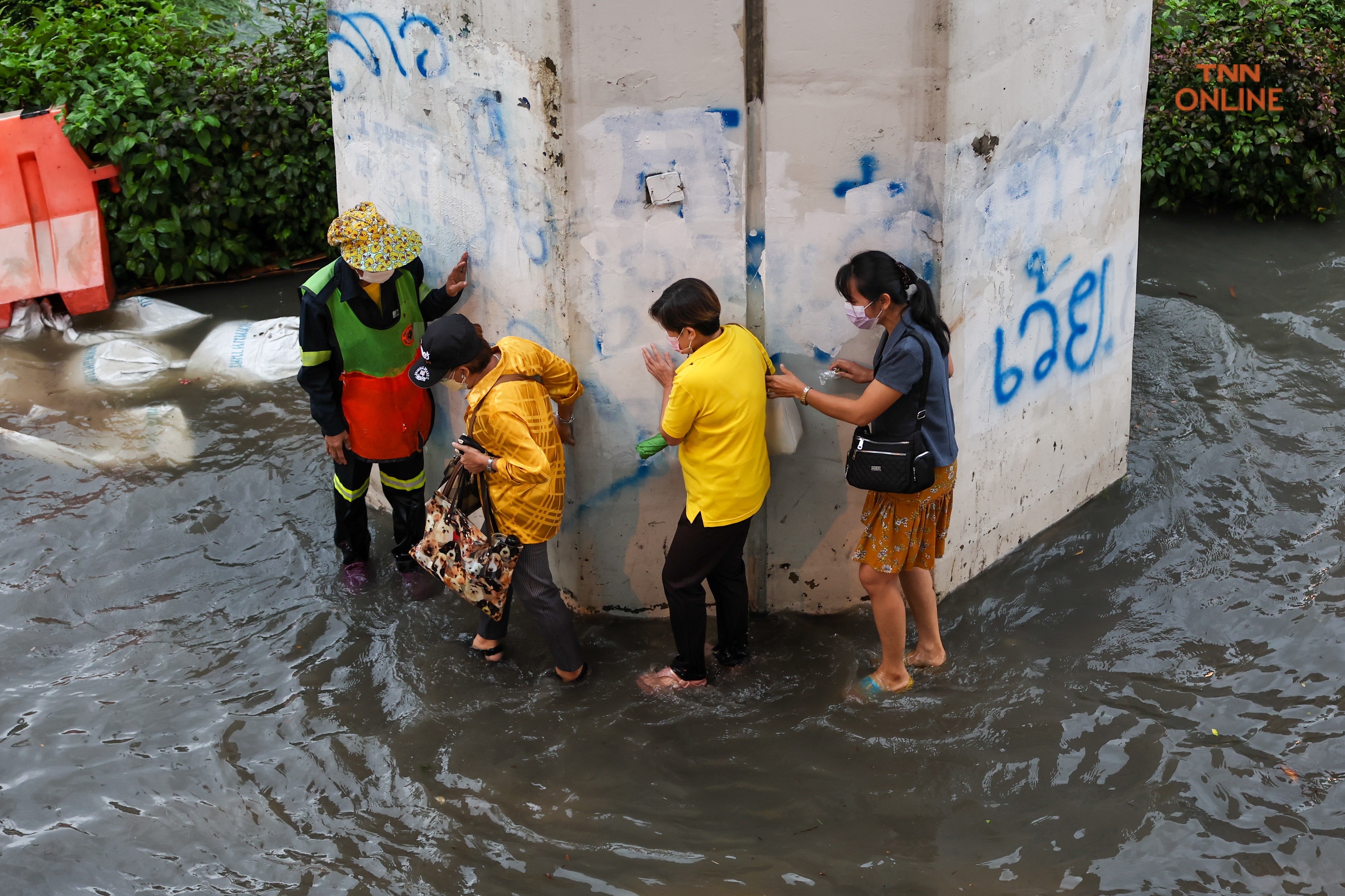 บางนาท่วมหนักหลังฝนถล่มนานต่อเนื่องหลาย ชม.