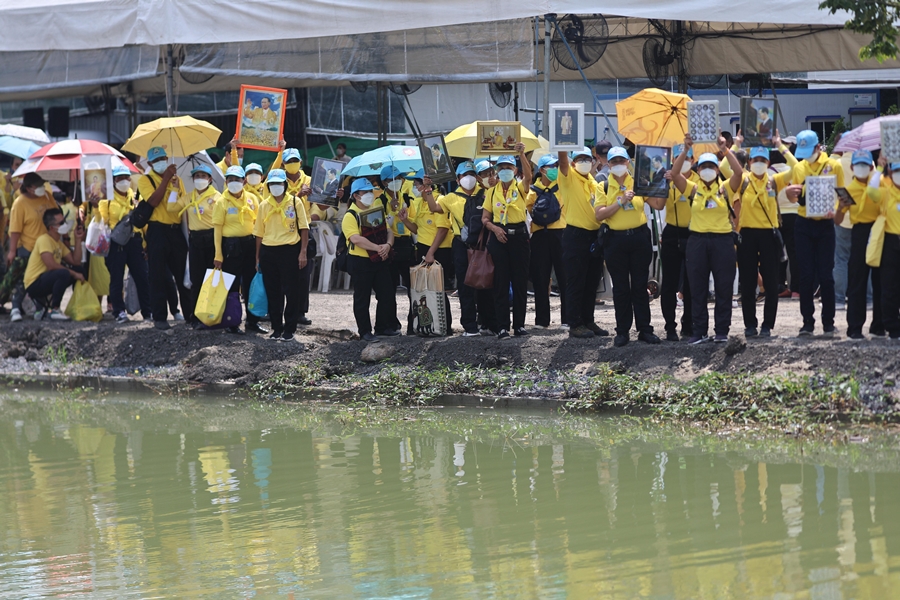 ประมวลภาพ พสกนิกรเฝ้าฯรับเสด็จ ในหลวง-พระราชินี ทรงเปิดพระบรมราชานุสาวรีย์ ร.9