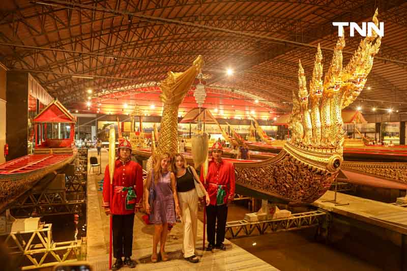 งดงาม วิจิตรตระการตา ชมเรือพระราชพิธียามค่ำคืน