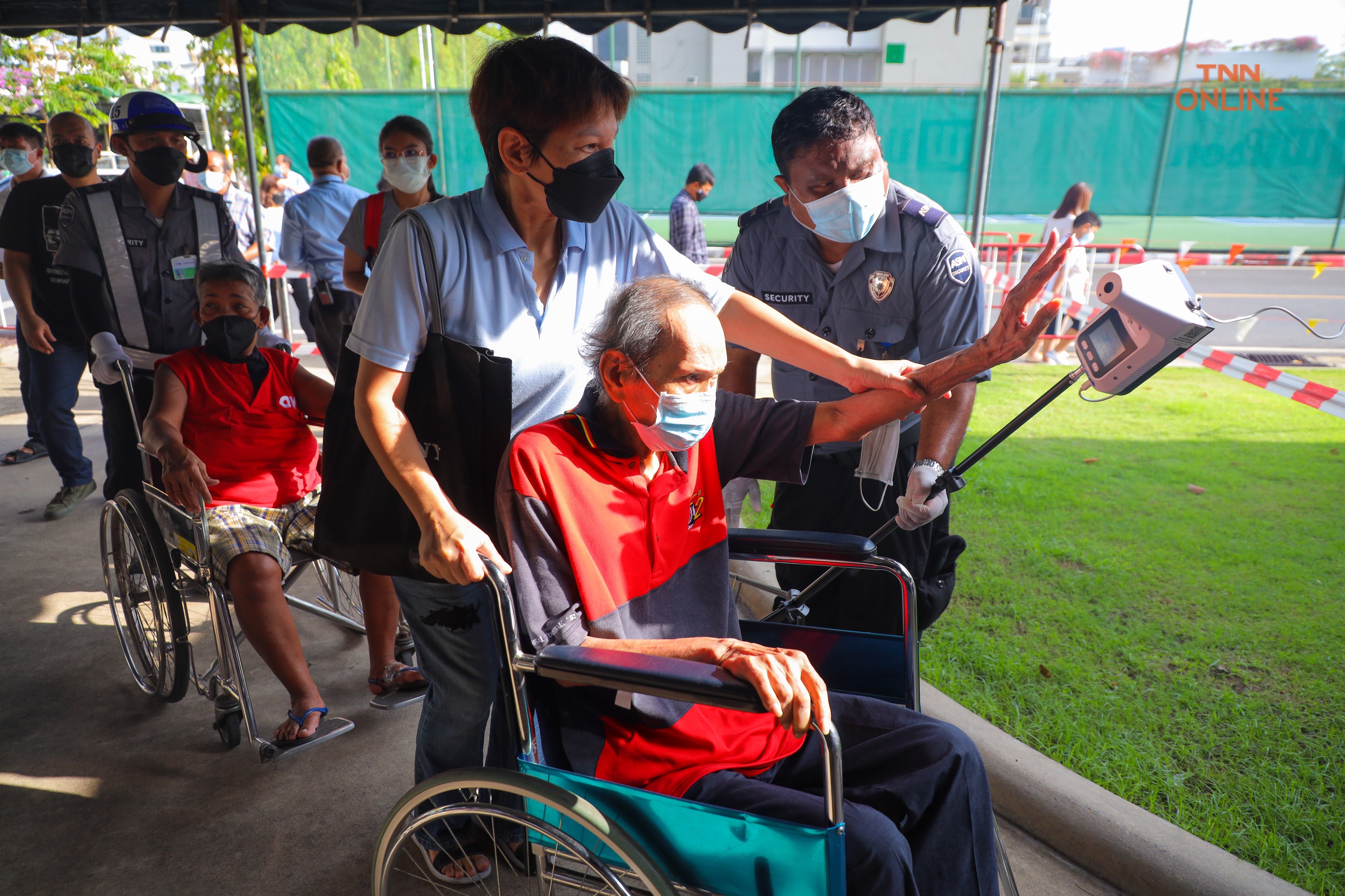 ประมวลภาพ วอล์คอินวันแรกฉีดวัคซีนผู้สูงอายุ ลดการสูญเสียจากโควิด-19