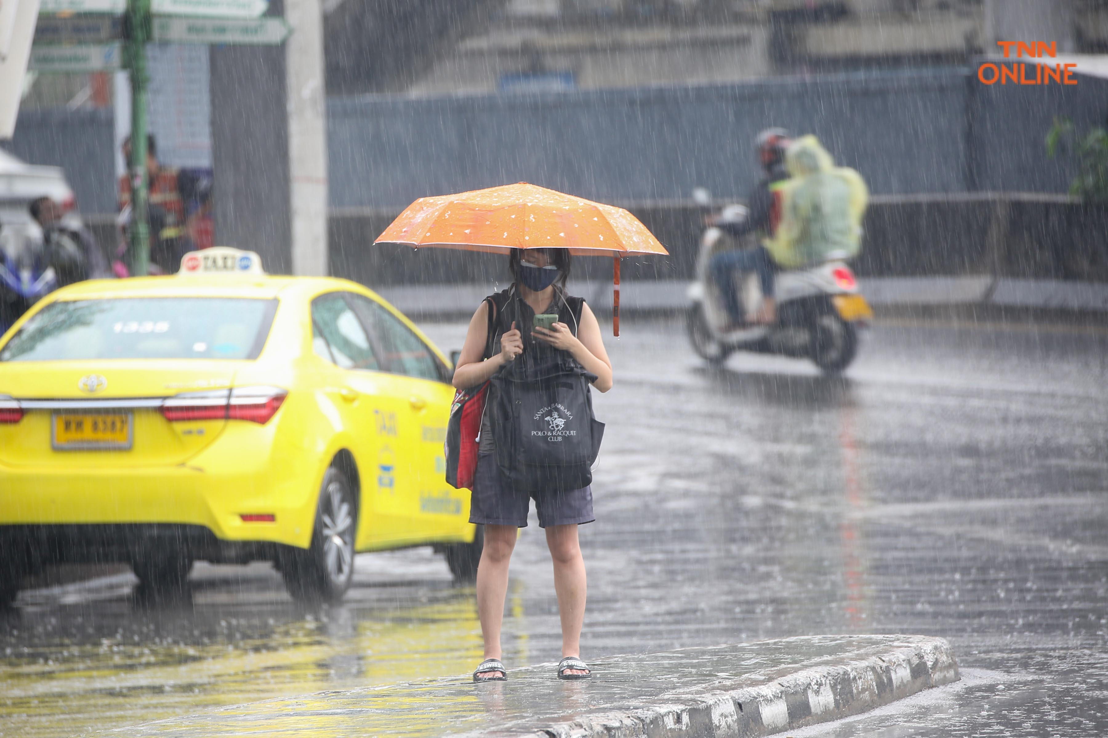 ฝนตกหนักประชาชนสัญจรเช้าวันทำงาน