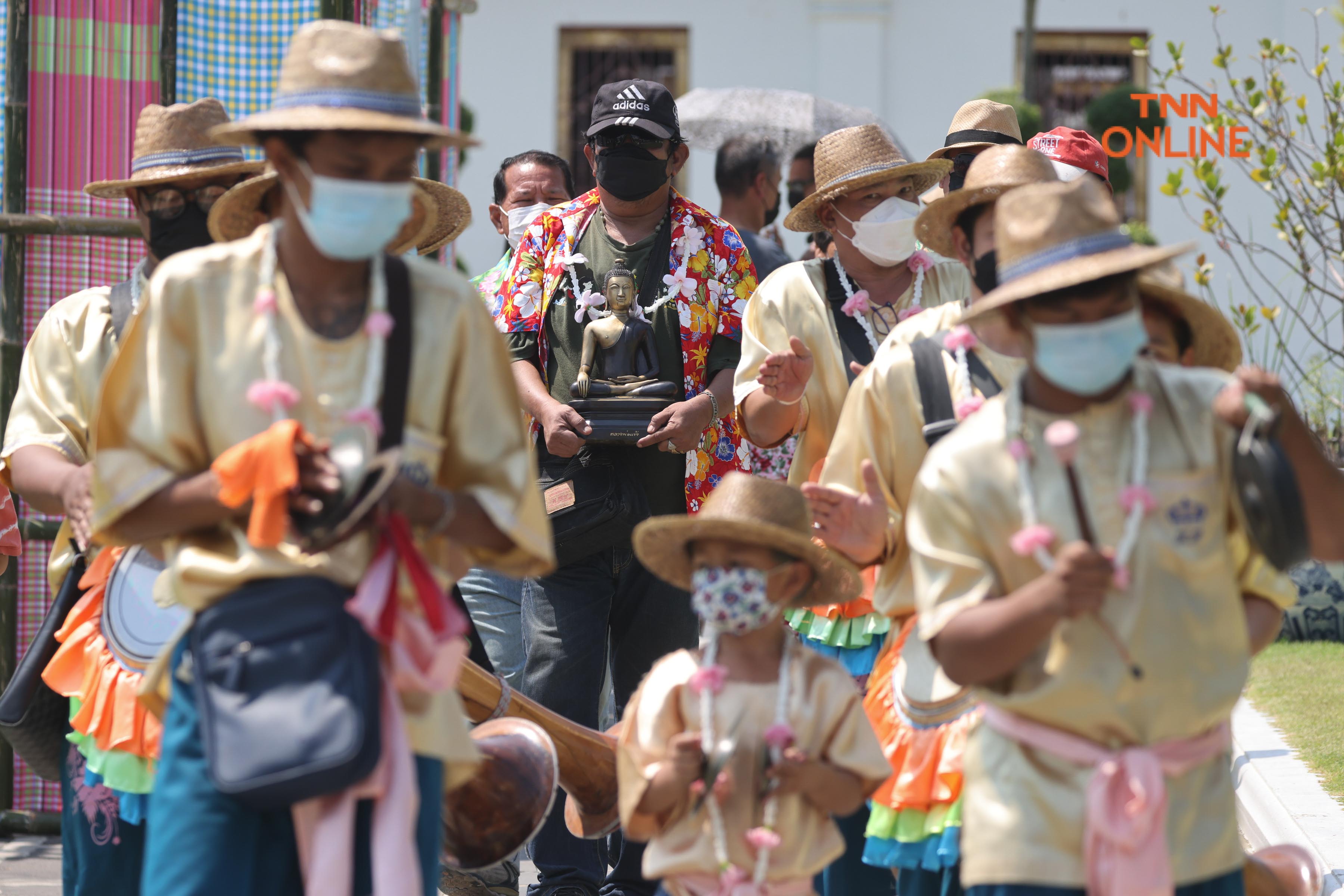 ประมวลภาพ แห่พระทางน้ำ 5 พระอารามหลวงประชาชนร่วมสรงน้ำเนื่องในเทศกาลสงกรานต์