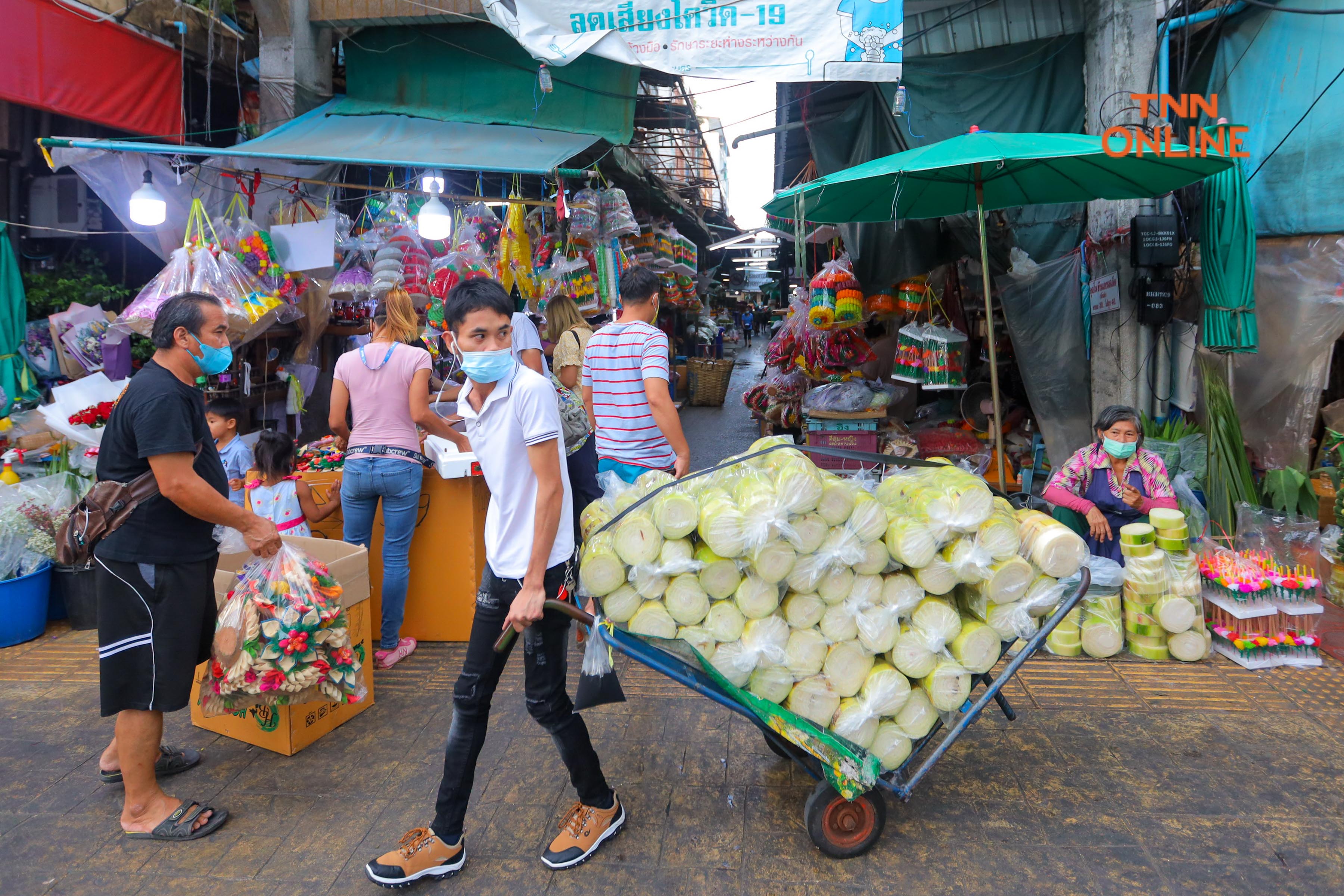 ประมวลภาพ ประชาชนทยอยเลือกซื้อกระทงจากวัสดุธรรมชาติที่ปากคลองตลาดคึกคัก รับเทศกาลลอยกระทงวันพรุ่งนี้