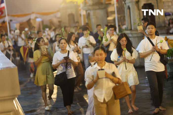 พุทธศาสนิกชนฝ่าสายฝน ร่วมเวียนเทียนเนื่องในวันอาสาฬบูชา