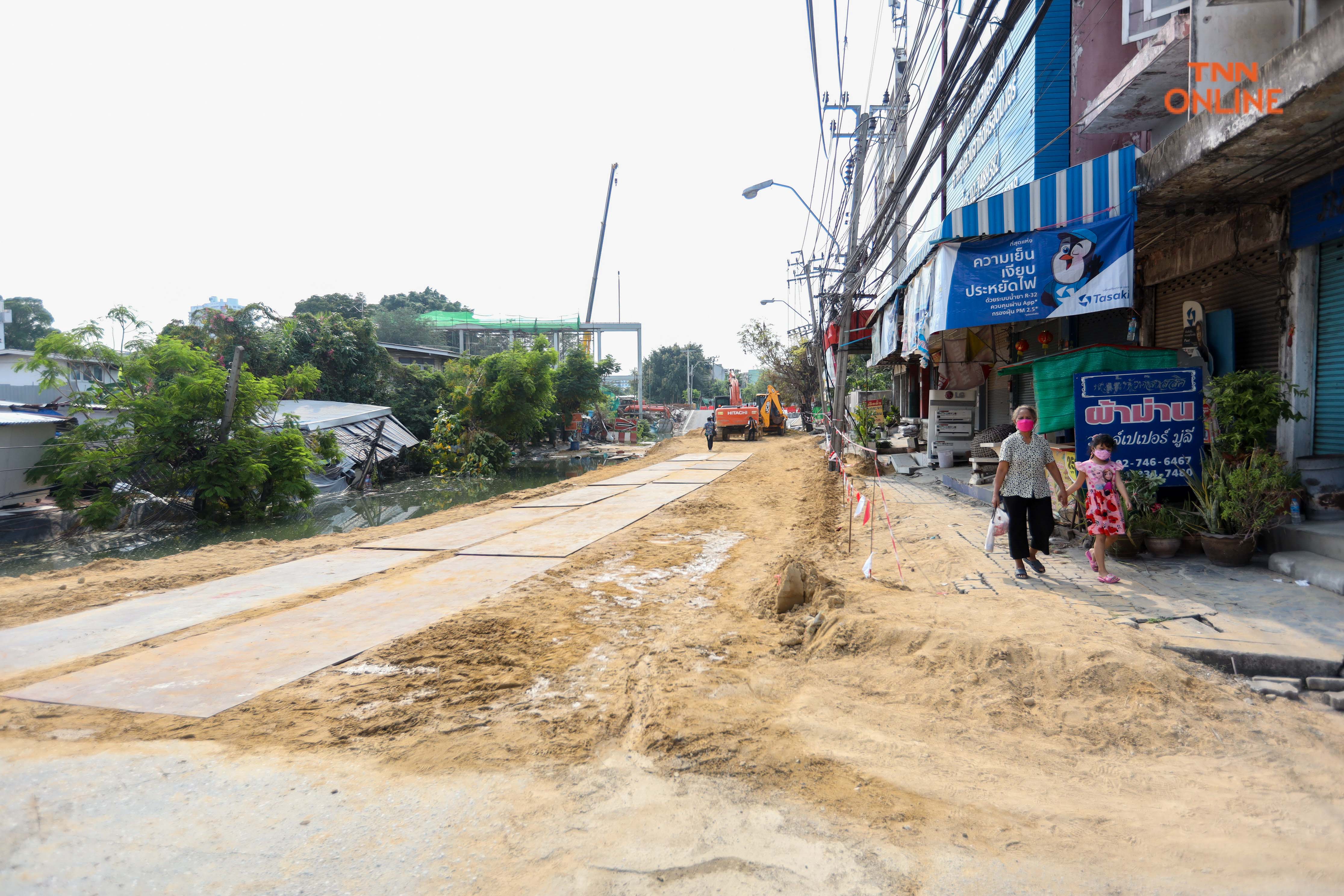 ประมวลภาพ ผู้ว่า กทม.ติดตามความคืบหน้าเหตุสะพานข้ามคลองเคล็ดทรุดตัวพร้อมเยียวยาผู้ได้รับผลกระทบ