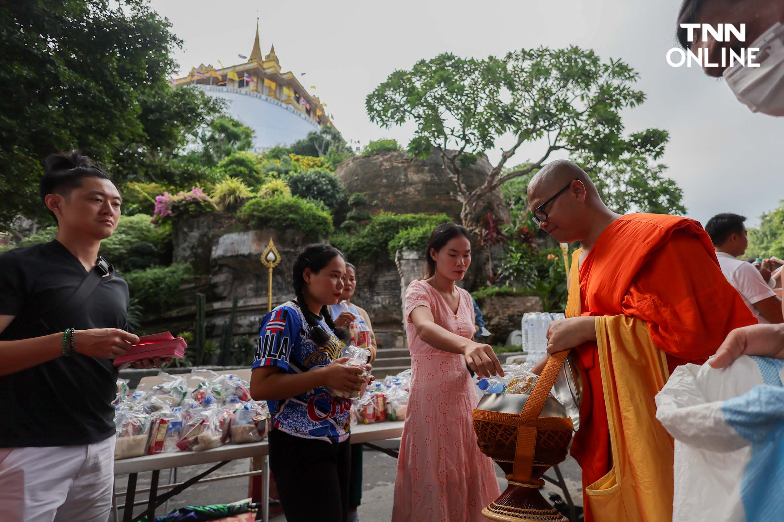 ชาวพุทธแน่นภูเขาทอง ร่วมตักบาตรเทโวเนื่องในวันออกพรรษา