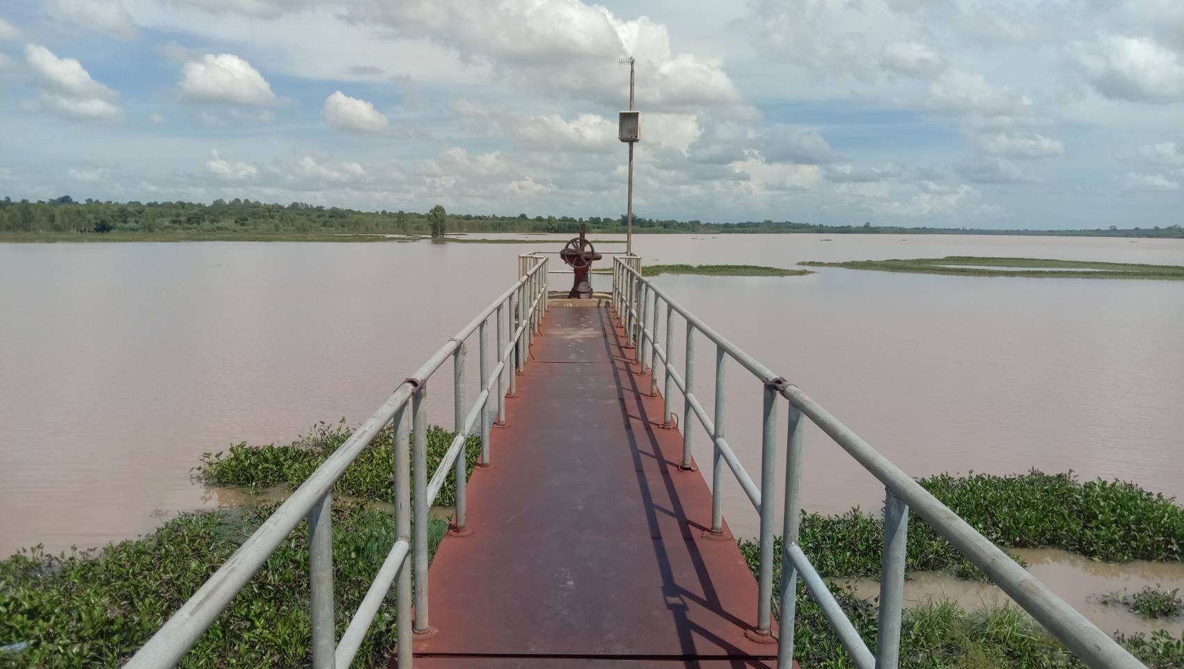 เปิดภาพฝนถล่มโคราช อ่างเก็บน้ำห้วยบง ล้น ท่วมไร่นา