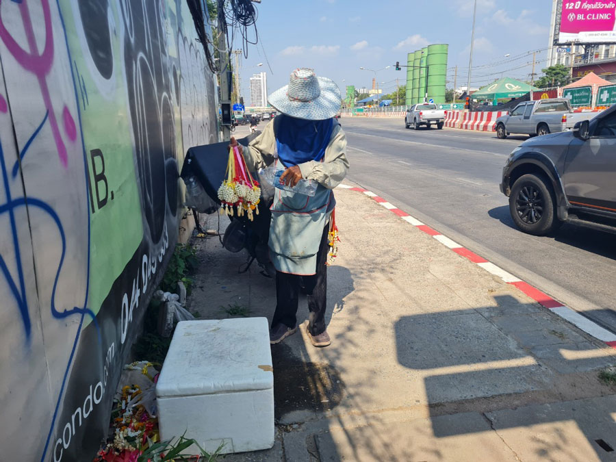 ‘ช่อ โนใหม่’ พ่อค้าขายพวงมาลัย สะท้อนชีวิตแรงงาน กลางสภาวะโลกเดือด 