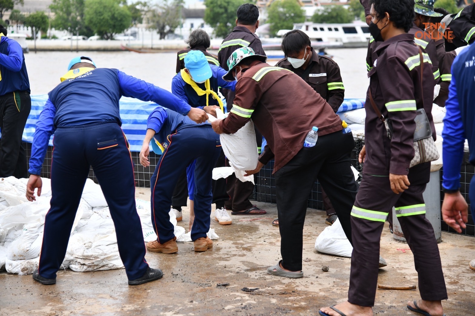 ชัชชาติ ขอบคุณกองทัพส่งกำลังพลร่วมทำเขื่อนกระสอบทรายป้องกันน้ำท่วมริมเจ้าพระยา