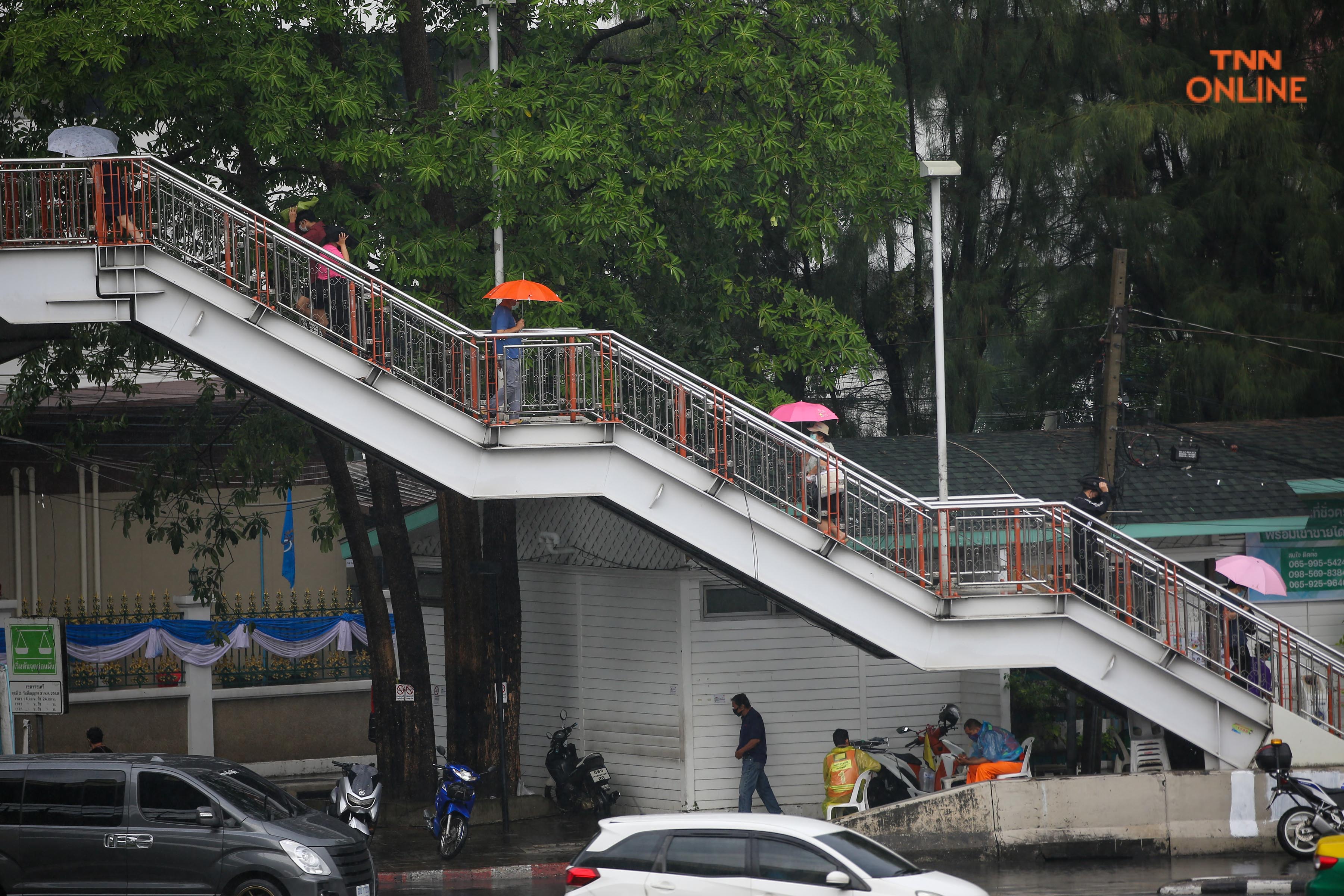 ฝนตกหนักประชาชนสัญจรเช้าวันทำงาน