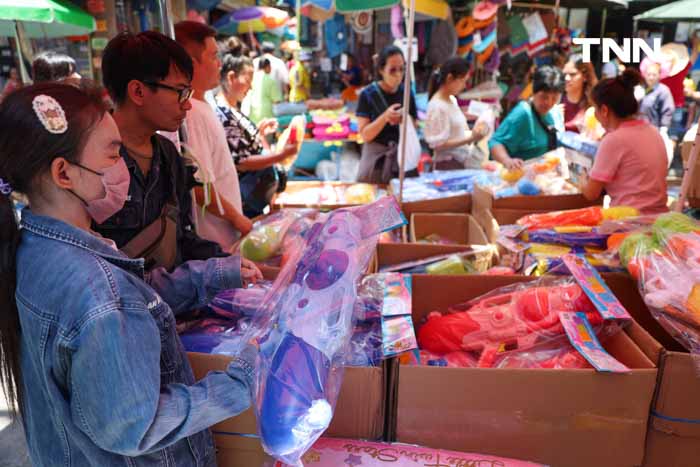 ตลาดสำเพ็งคึกคัก ปชช. ซื้อปืนฉีดน้ำต้อนรับเทศกาลสงกรานต์