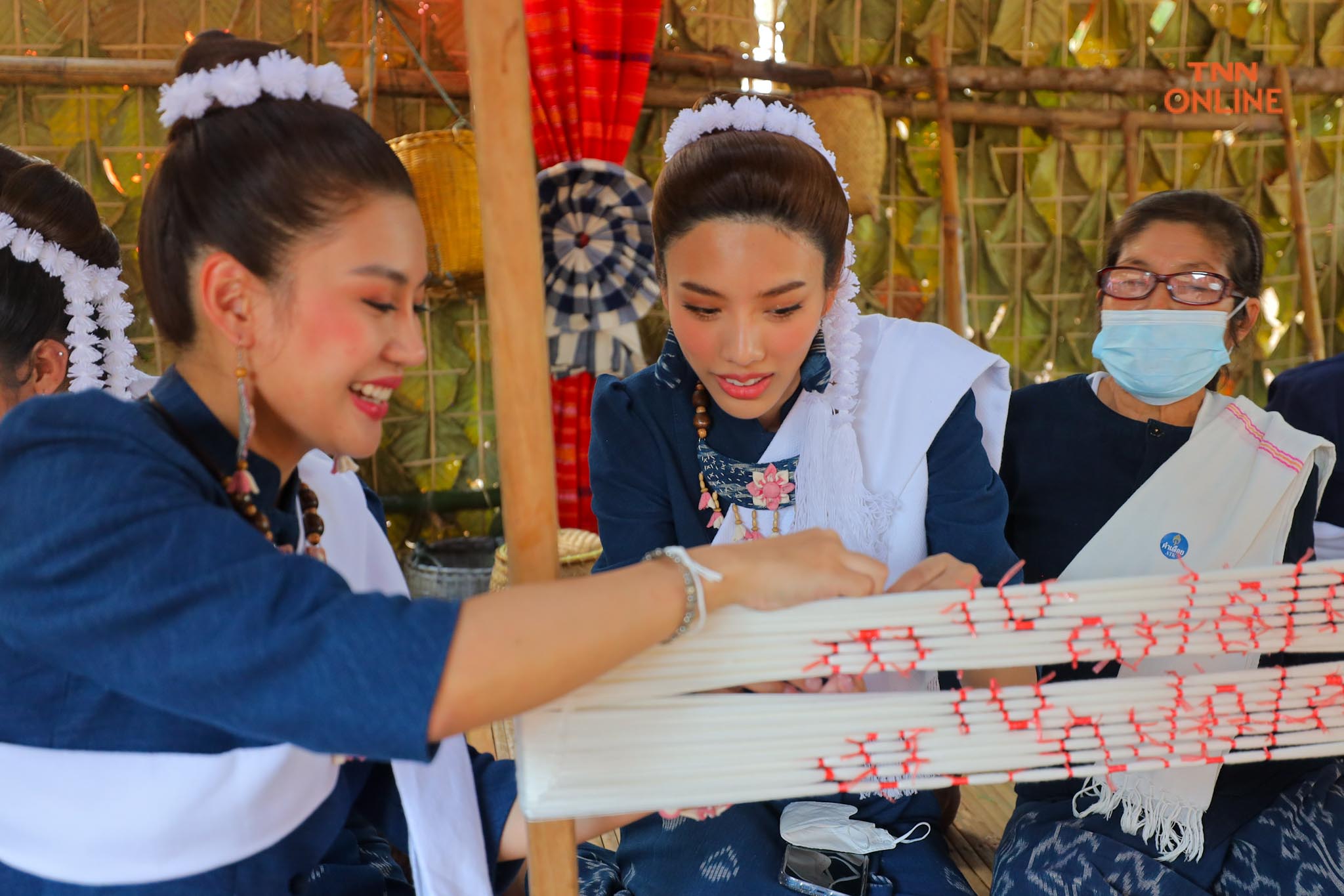 ประมวลภาพ เก็บตัววันที่ 3 นางสาวไทย ขึ้นภูพนมดี สักการะเจดีย์หินพันล้านก้อน ชมสาธิตการทอผ้าของชาวอำนาจเจริญ