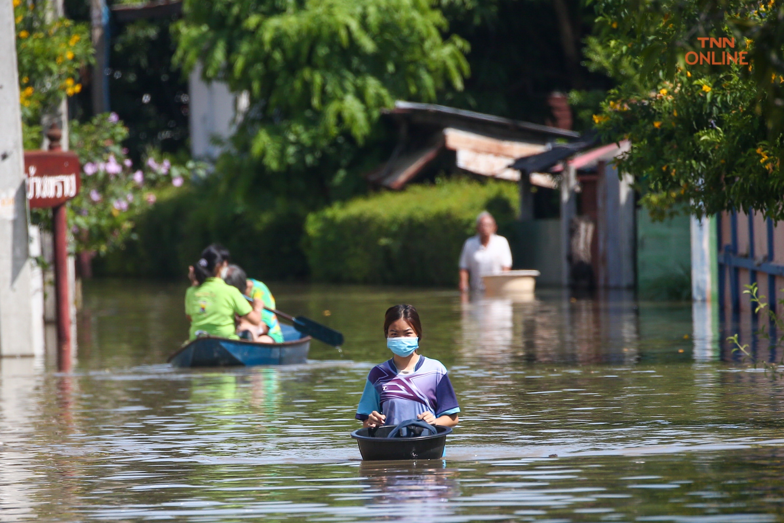 บ้านหมี่ลพบุรีน้ำท่วมสูงประชาชนใช้เรือสัญจรเข้าออกหมู่บ้าน