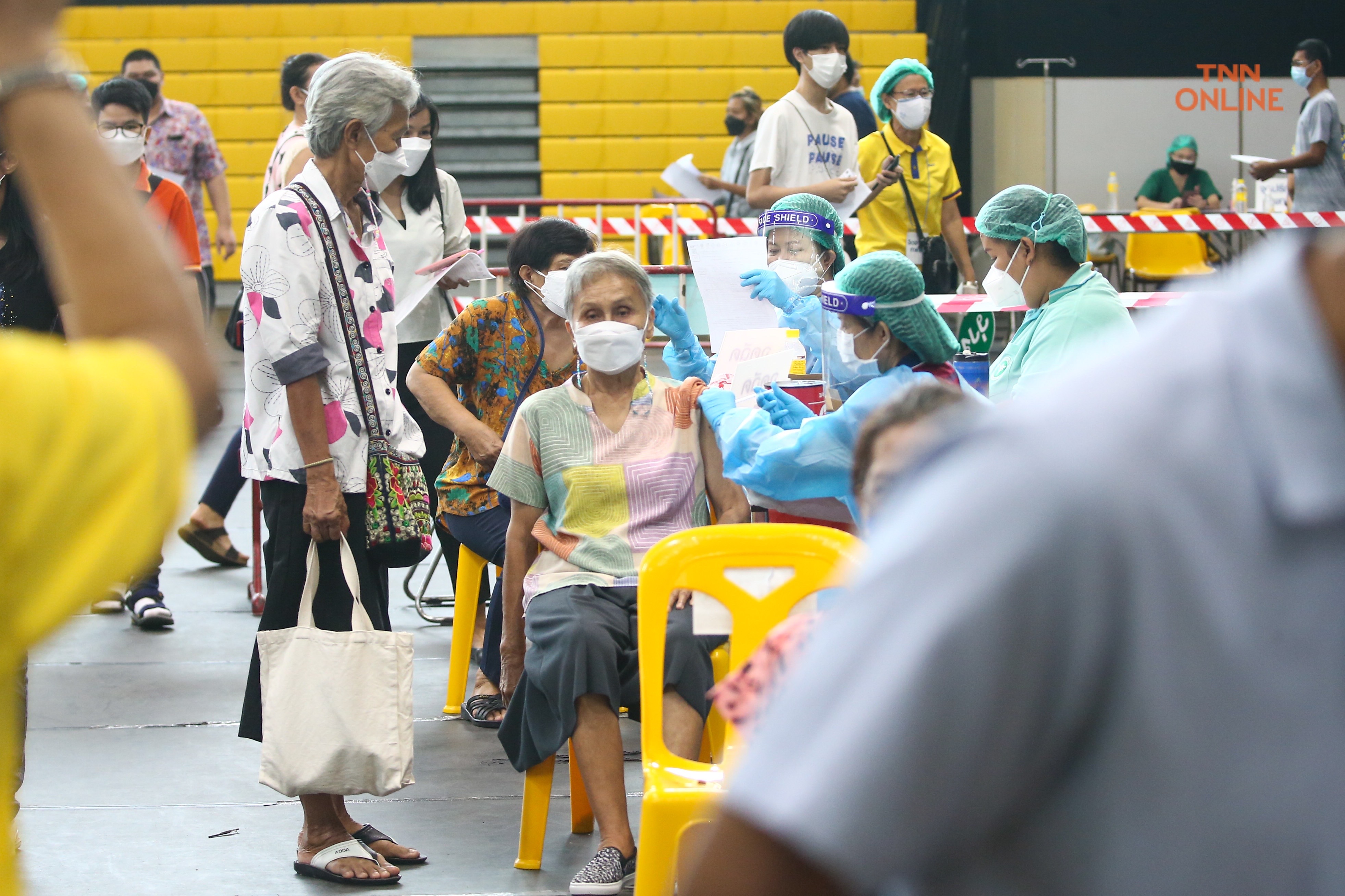 ประมวลภาพ วอล์คอินวันแรกฉีดวัคซีนผู้สูงอายุ ลดการสูญเสียจากโควิด-19