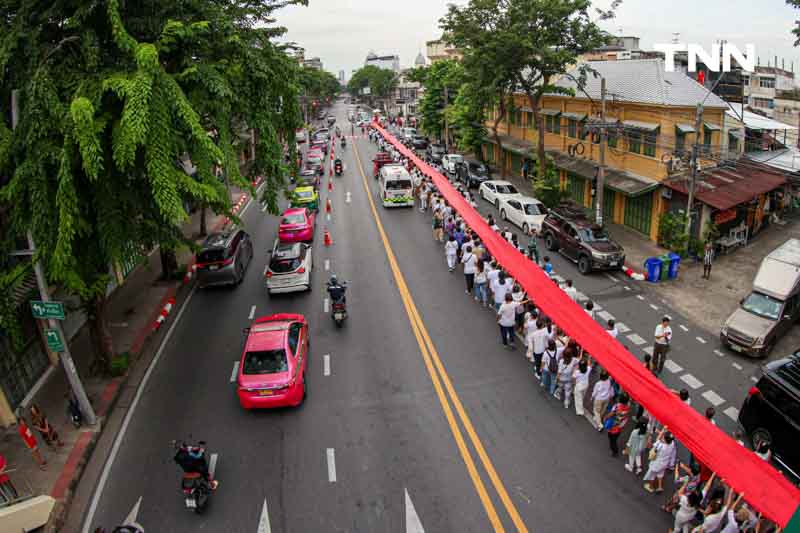 ขบวนยิ่งใหญ่ตระการตา อัญเชิญผ้าแดงห่มองค์พระบรมบรรพต(ภูเขาทอง)