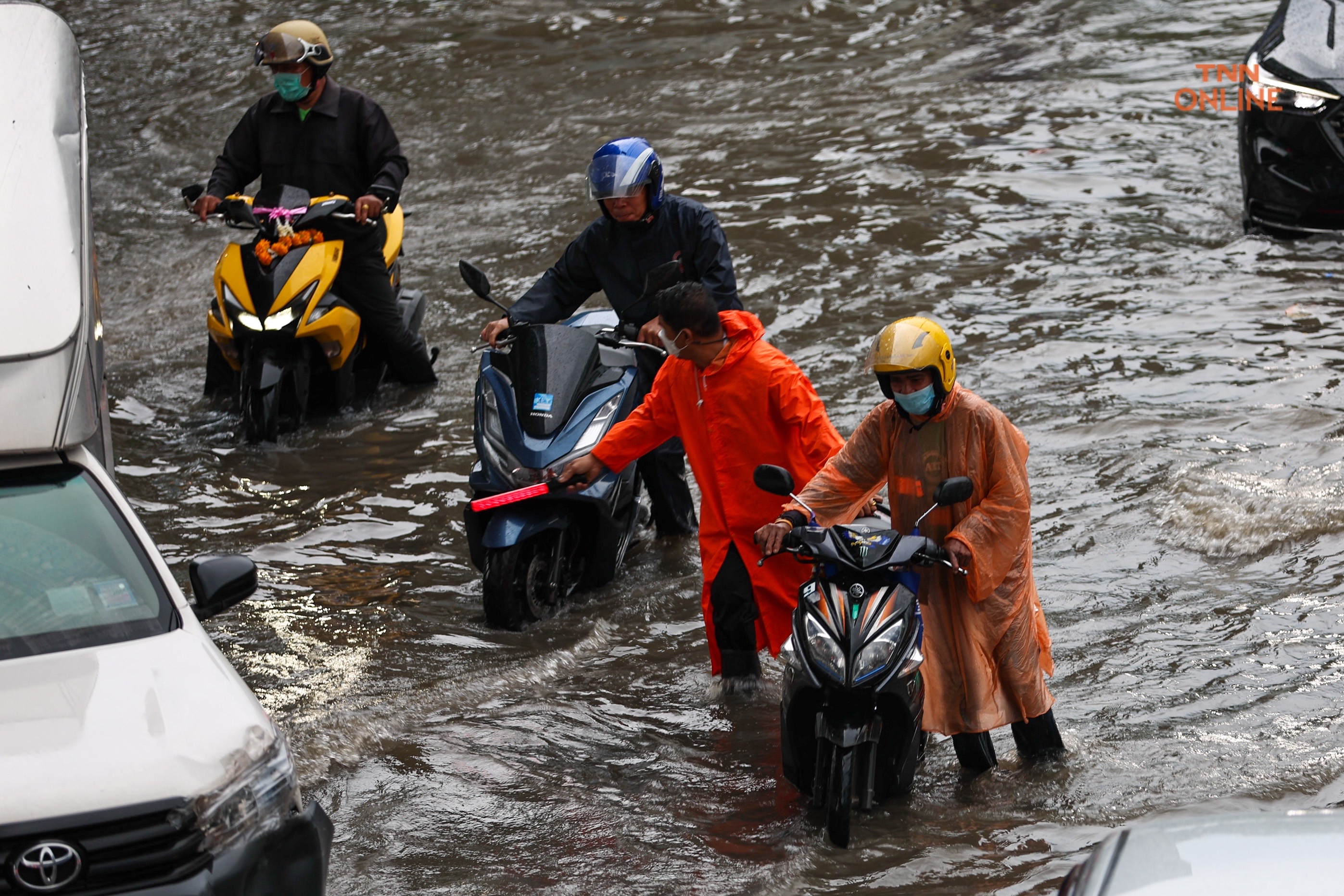 บางนาท่วมหนักหลังฝนถล่มนานต่อเนื่องหลาย ชม.