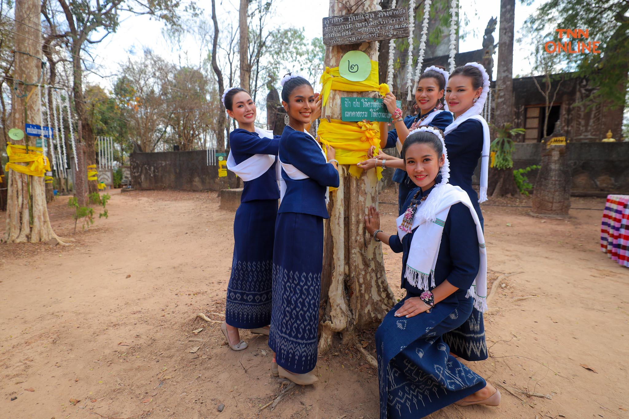 ประมวลภาพ เก็บตัววันที่ 3 นางสาวไทย ขึ้นภูพนมดี สักการะเจดีย์หินพันล้านก้อน ชมสาธิตการทอผ้าของชาวอำนาจเจริญ