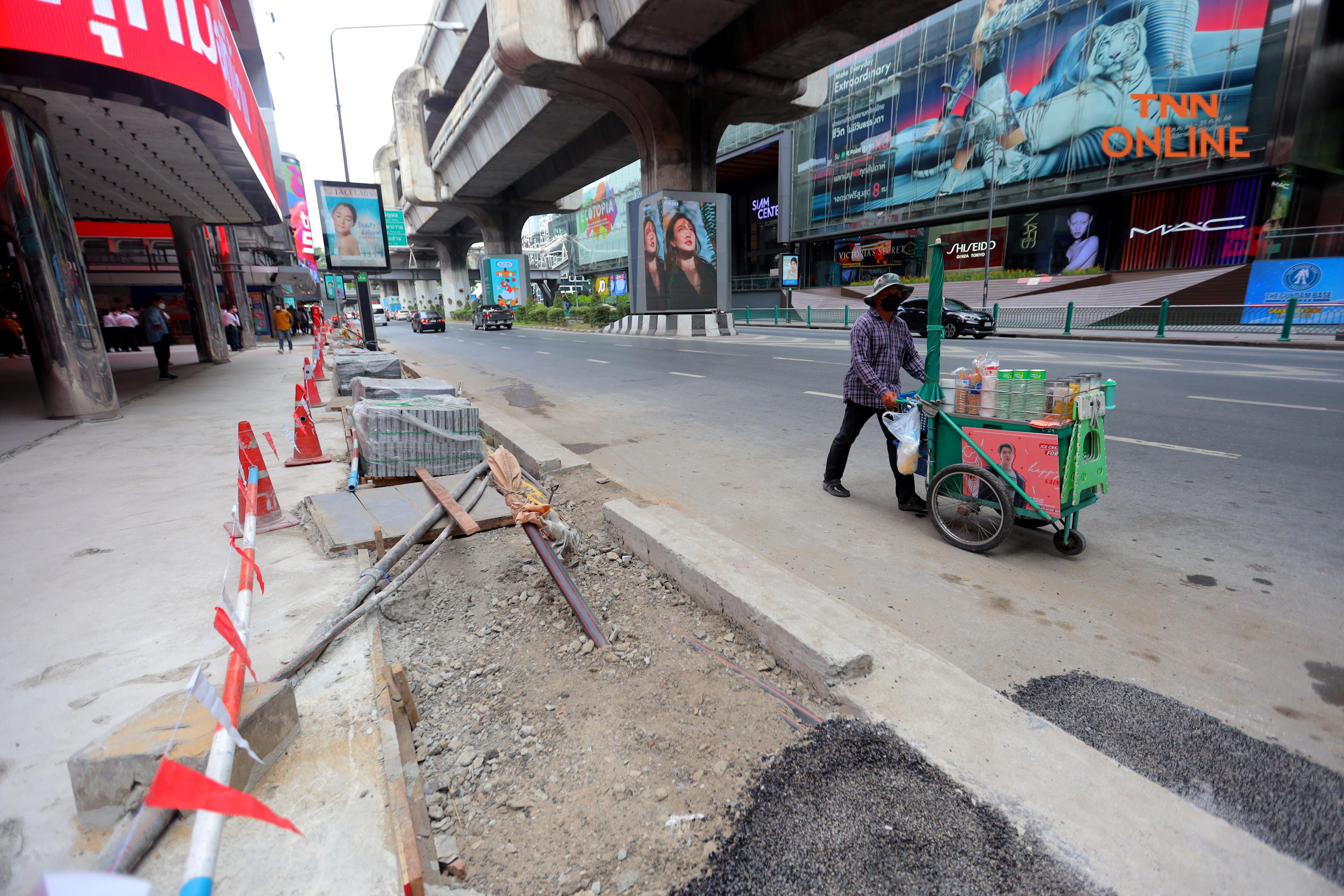 ประมวลภาพ ผู้ว่า กทม. ตรวจการก่อสร้างทางเท้าบริเวณ ถนนพระรามที่ 1