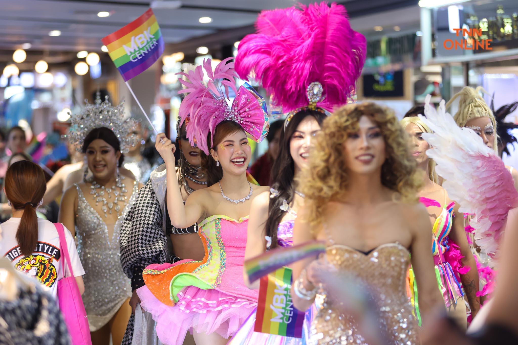 ครั้งแรกกับ DRAG PRIDE  แฟชั่นโชว์บน Runway ยาวกว่า 700 เมตร