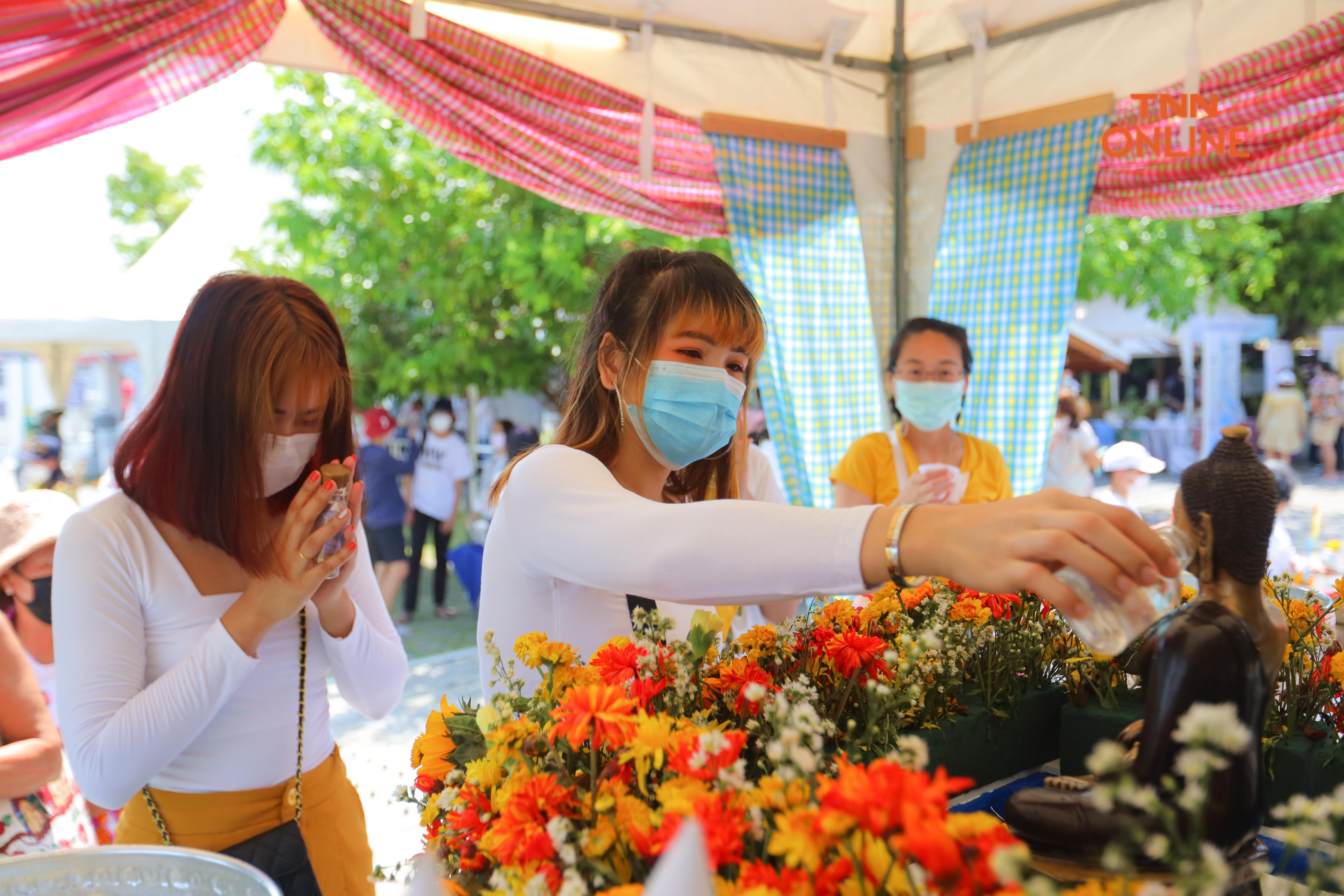 ประมวลภาพ แห่พระทางน้ำ 5 พระอารามหลวงประชาชนร่วมสรงน้ำเนื่องในเทศกาลสงกรานต์