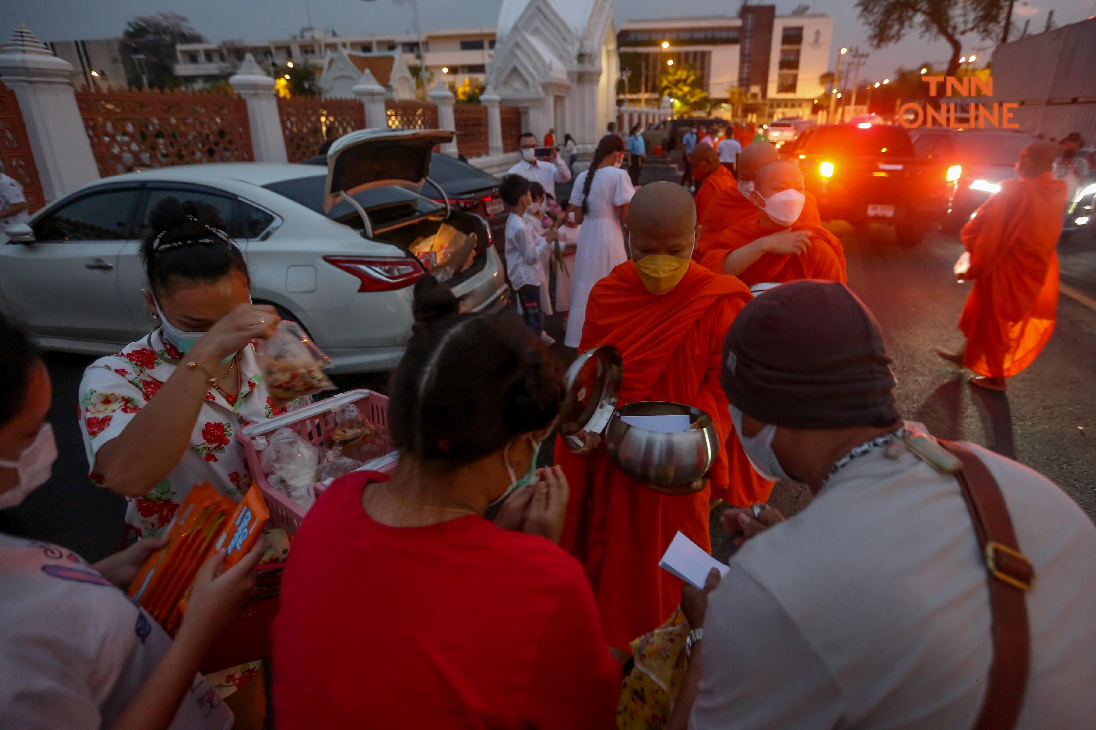 ประมวลภาพ ชาวพุทธพาครอบครัวร่วมตักบาตรวันมาฆบูชา