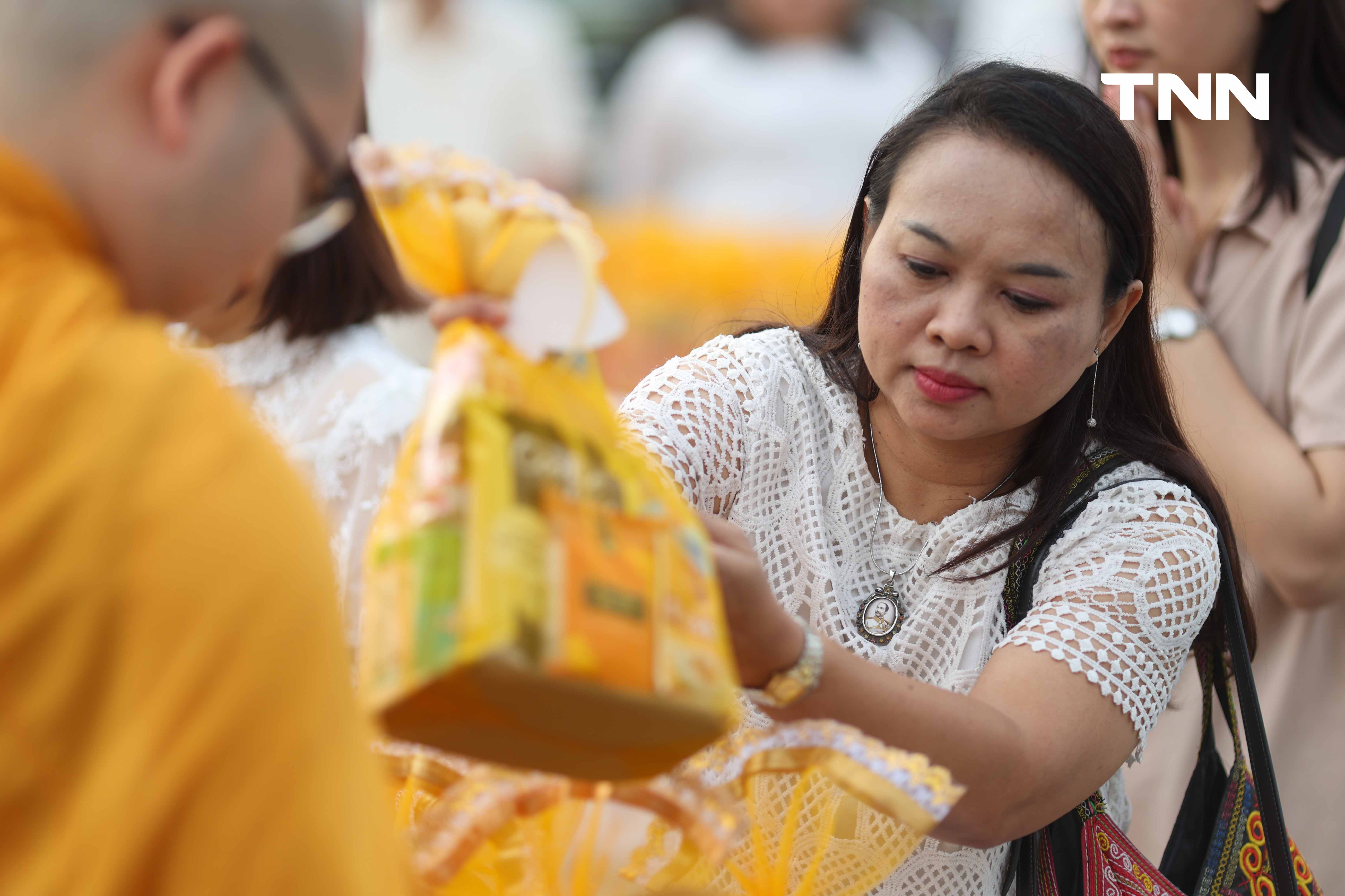 ตักบาตรวันมาฆบูชา รับบุญเช้าสืบสานประเพณีทางศาสนา