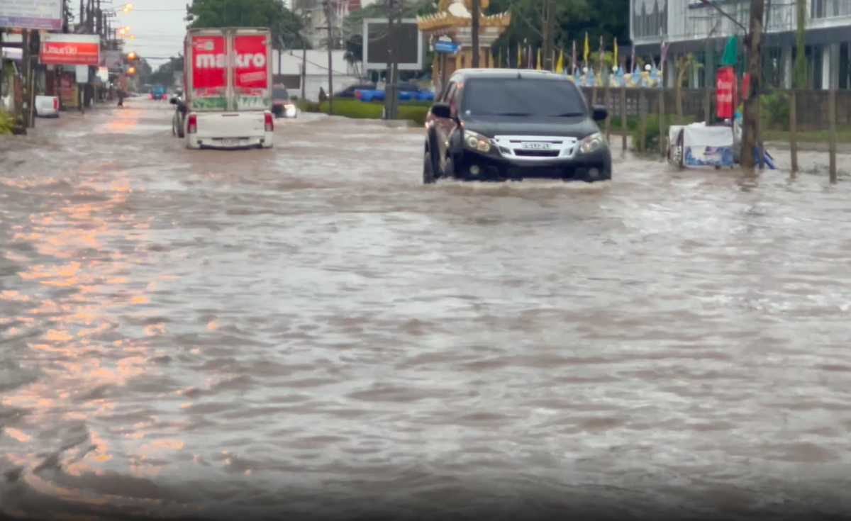 ฝนตกหนักทั้งคืน น้ำท่วมถนนในเมืองขอนแก่นชาวบ้านต้องเดินลุยน้ำ