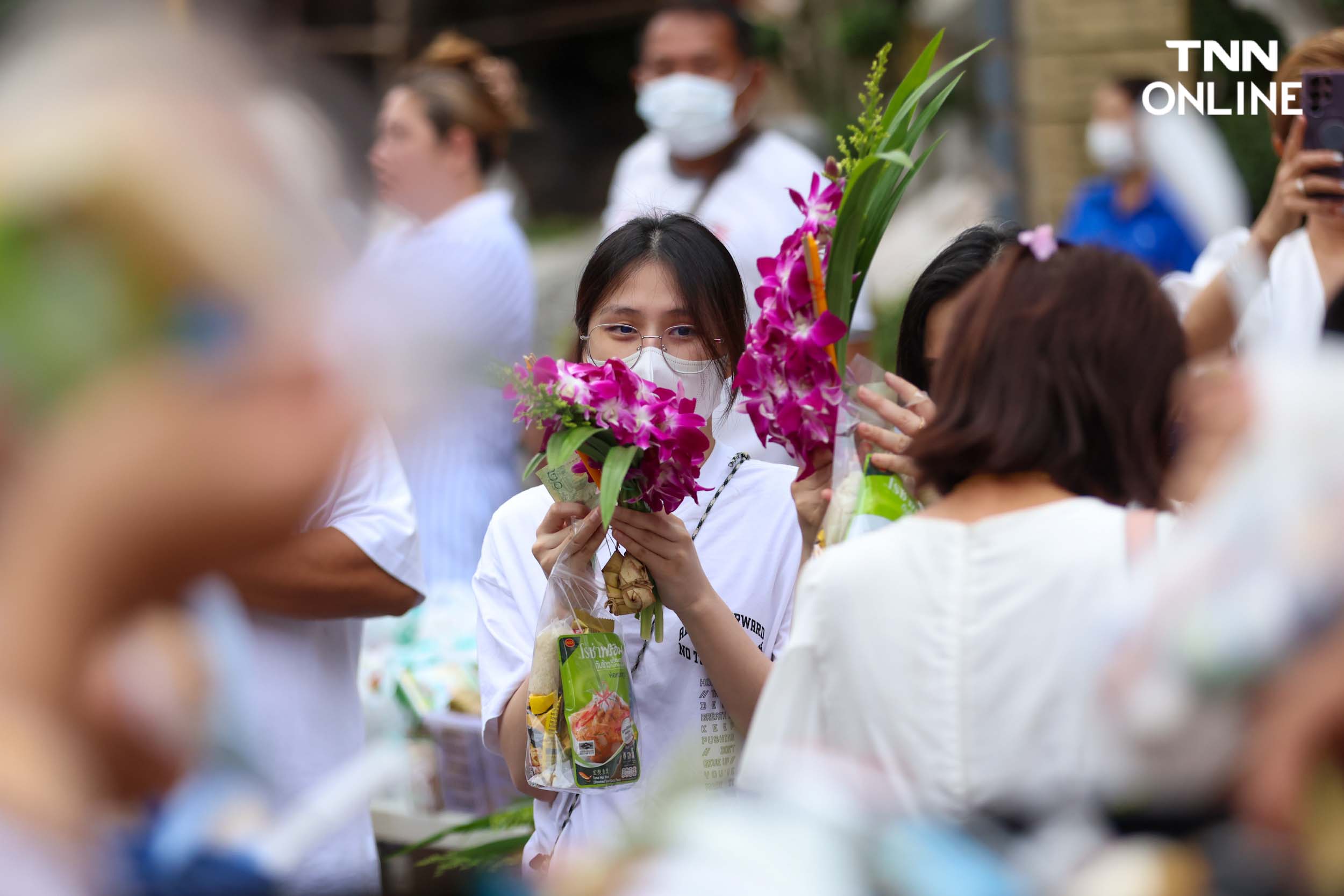 ชาวพุทธแน่นภูเขาทอง ร่วมตักบาตรเทโวเนื่องในวันออกพรรษา