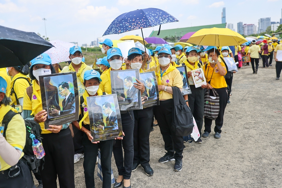 ประมวลภาพ พสกนิกรเฝ้าฯรับเสด็จ ในหลวง-พระราชินี ทรงเปิดพระบรมราชานุสาวรีย์ ร.9