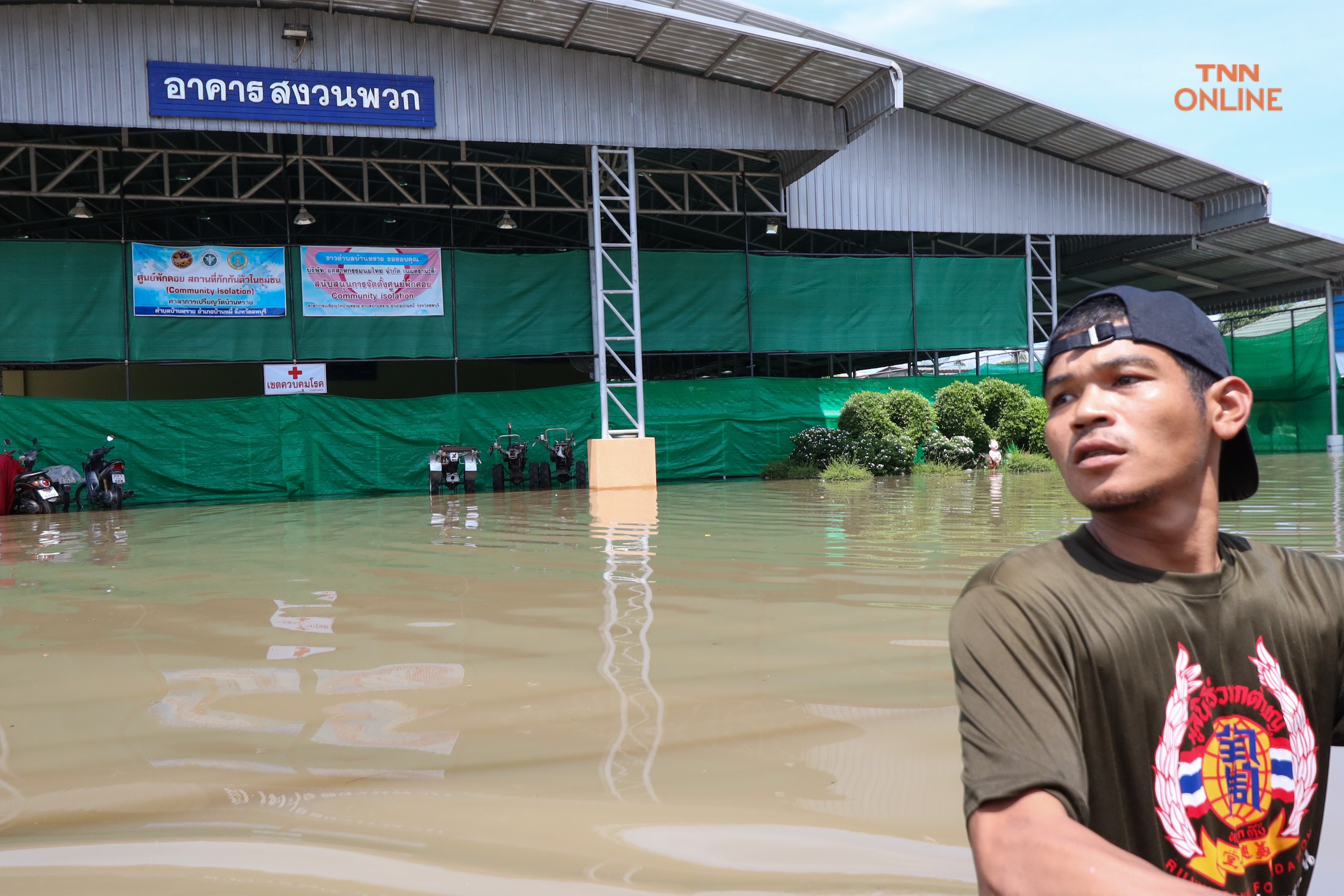 บ้านหมี่ลพบุรีน้ำท่วมสูงประชาชนใช้เรือสัญจรเข้าออกหมู่บ้าน