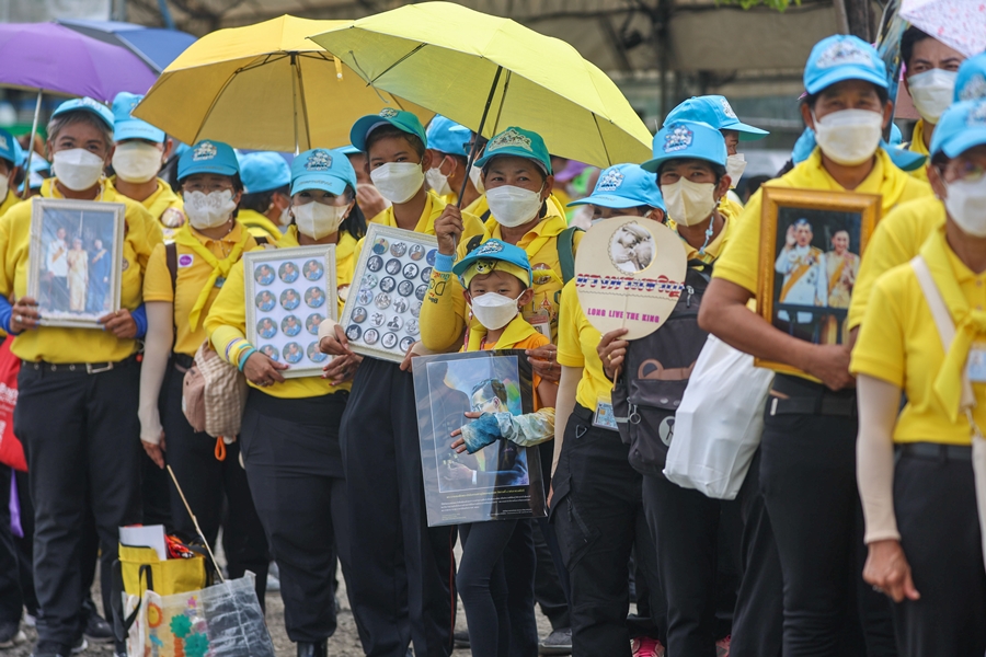 ประมวลภาพ พสกนิกรเฝ้าฯรับเสด็จ ในหลวง-พระราชินี ทรงเปิดพระบรมราชานุสาวรีย์ ร.9